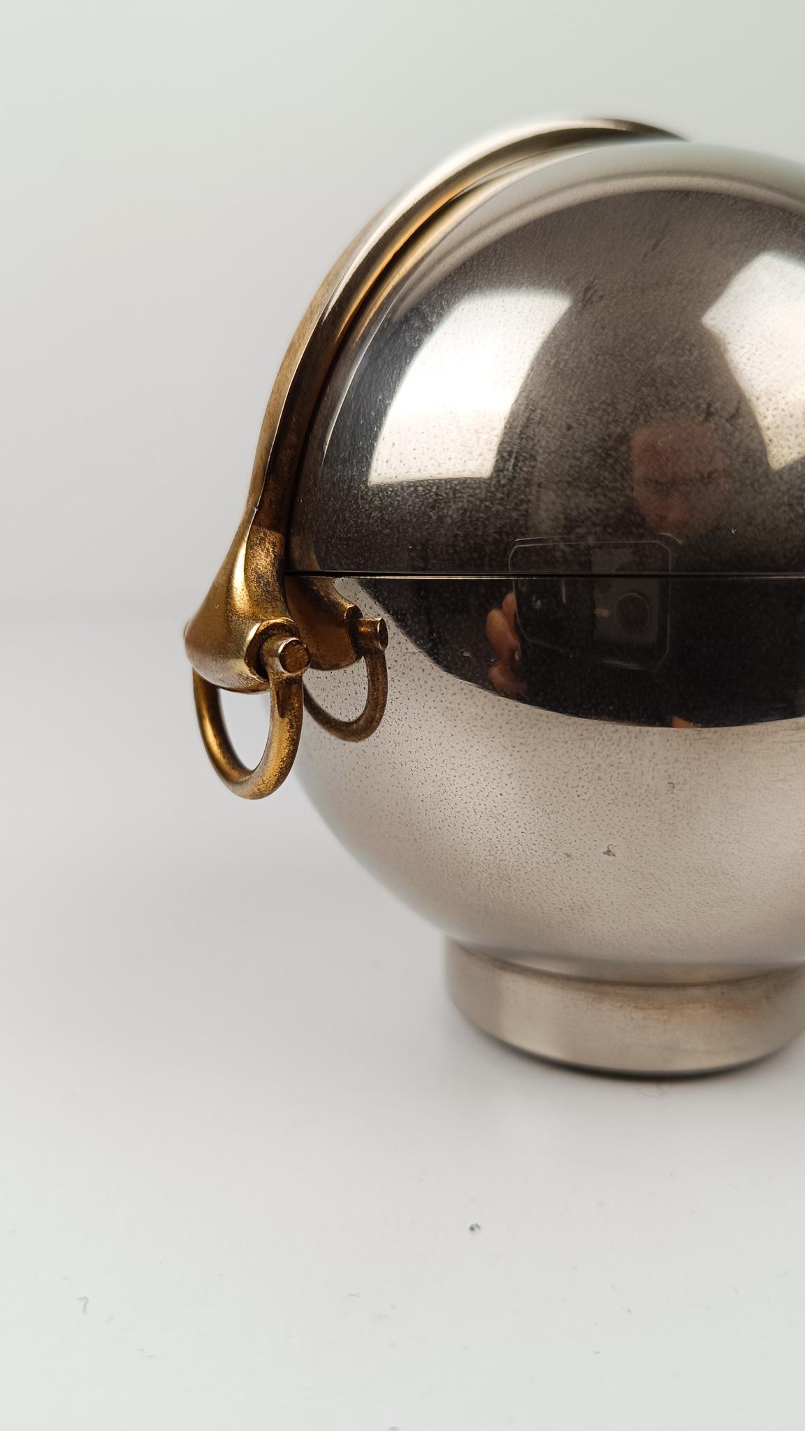 Accendino da tavolo Gucci / Sfera cromata con dettaglio morsetto in oro, 1970 in vendita 6