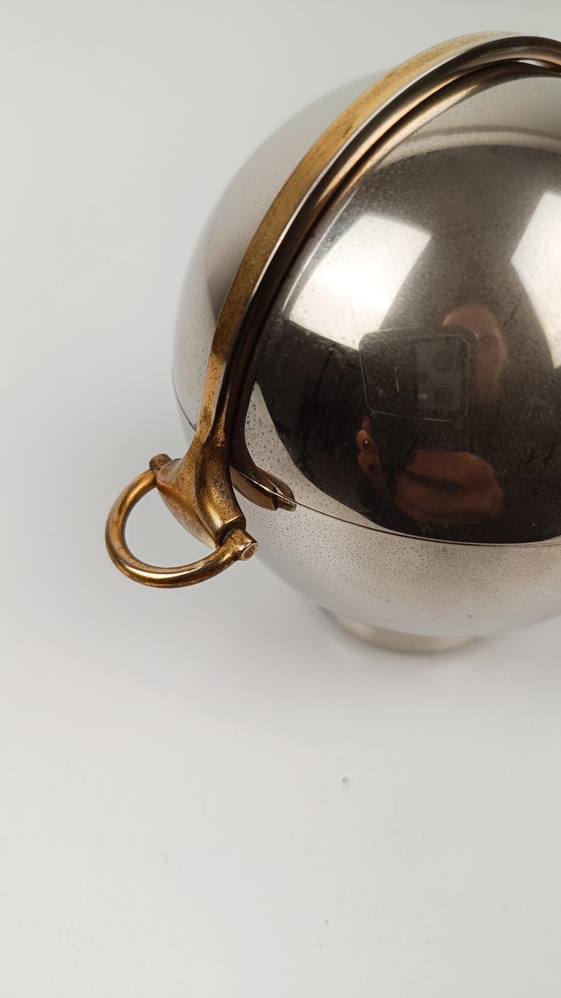 Accendino da tavolo Gucci / Sfera cromata con dettaglio morsetto in oro, 1970 in vendita 7