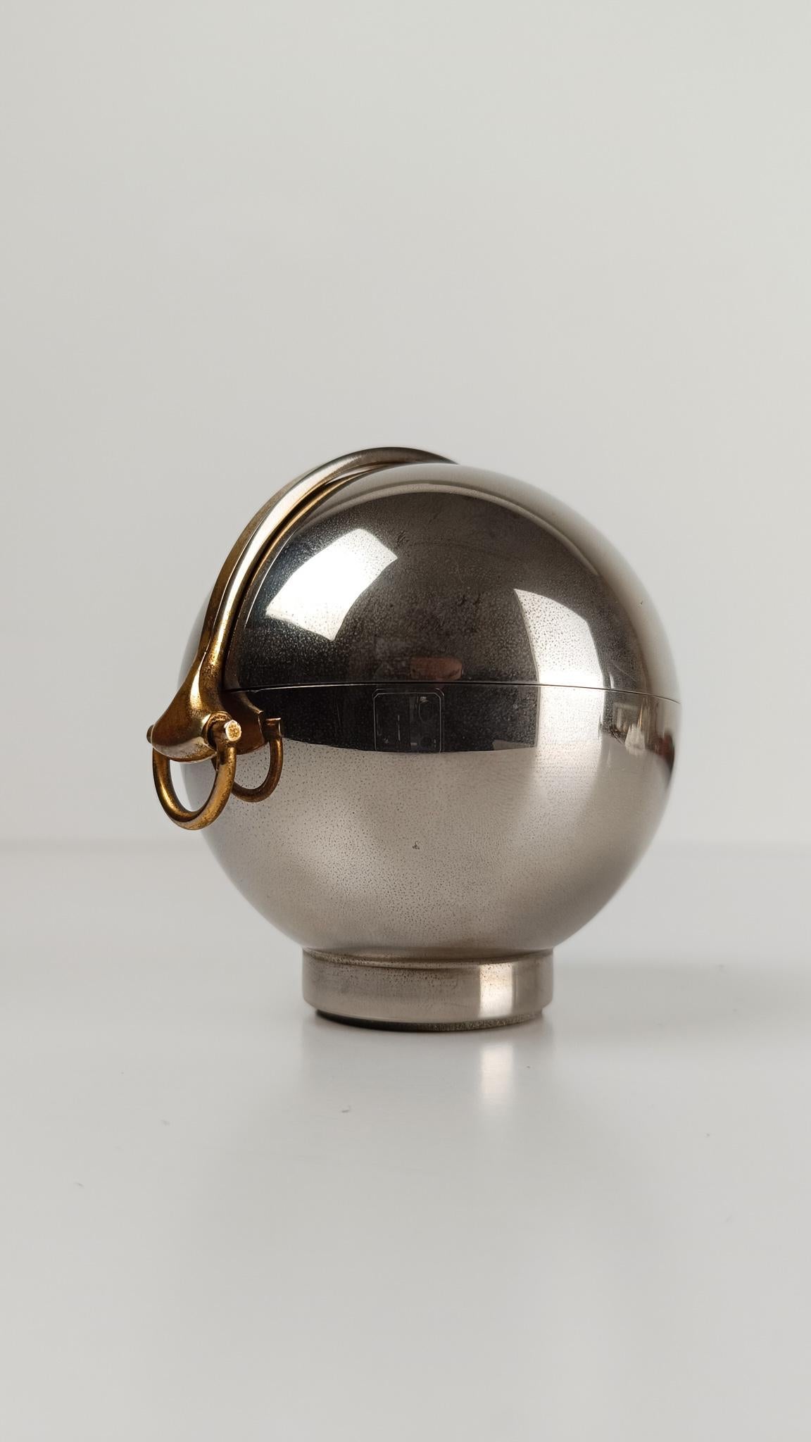 Accendino da tavolo Gucci / Sfera cromata con dettaglio morsetto in oro, 1970 in vendita 8