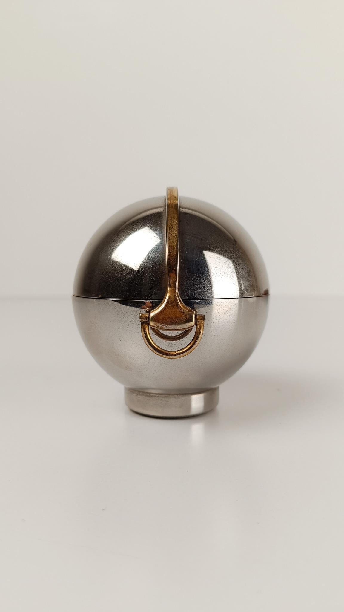 Accendino da tavolo Gucci / Sfera cromata con dettaglio morsetto in oro, 1970 in vendita 9