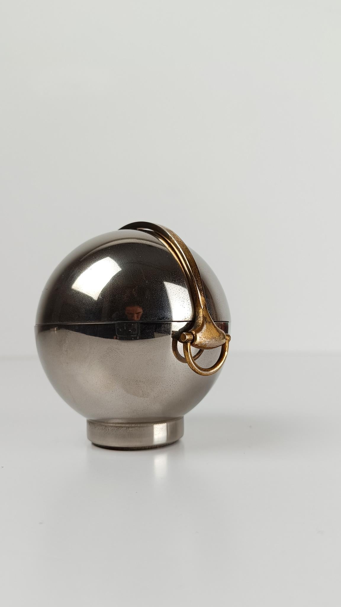 Accendino da tavolo Gucci / Sfera cromata con dettaglio morsetto in oro, 1970 in vendita 10