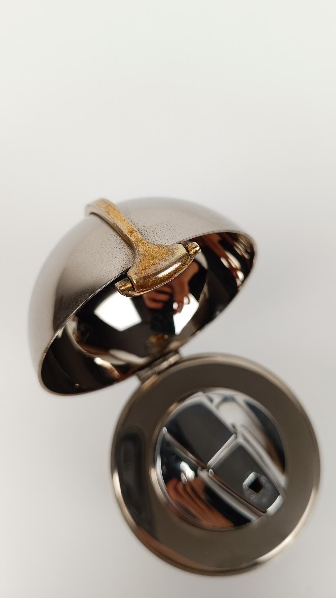 Accendino da tavolo Gucci / Sfera cromata con dettaglio morsetto in oro, 1970 in vendita 11