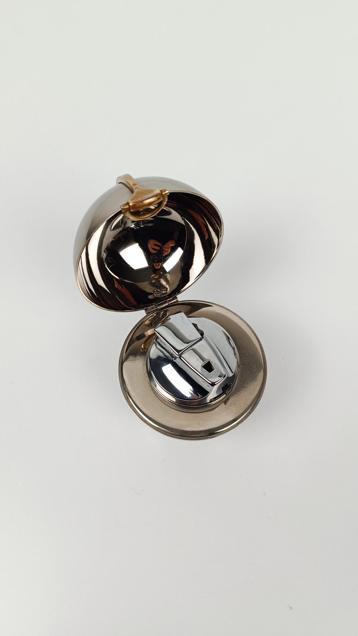 Accendino da tavolo Gucci / Sfera cromata con dettaglio morsetto in oro, 1970 in vendita 12