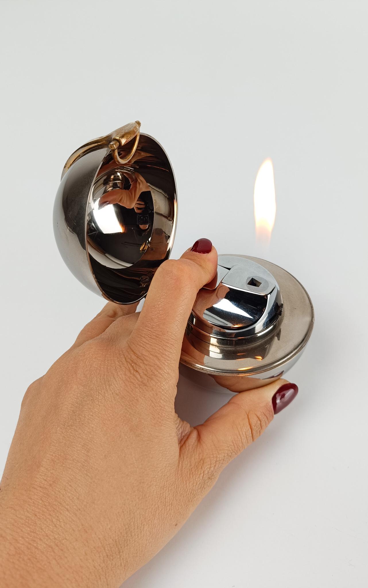 Accendino da tavolo Gucci / Sfera cromata con dettaglio morsetto in oro, 1970 in vendita 13