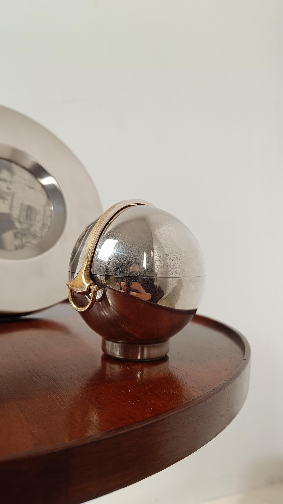 Italiano Accendino da tavolo Gucci / Sfera cromata con dettaglio morsetto in oro, 1970 in vendita