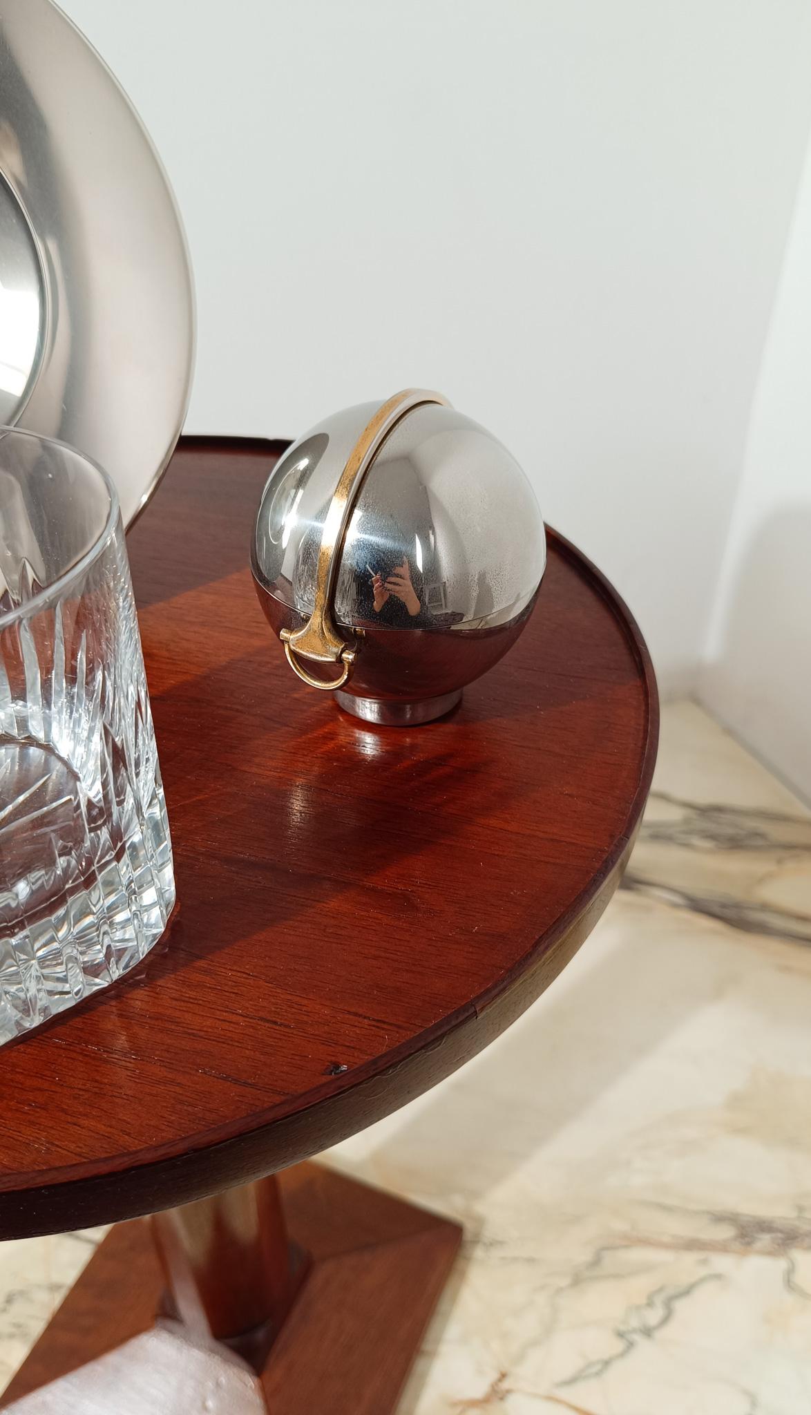 Accendino da tavolo Gucci / Sfera cromata con dettaglio morsetto in oro, 1970 In condizioni buone in vendita a Roma, IT