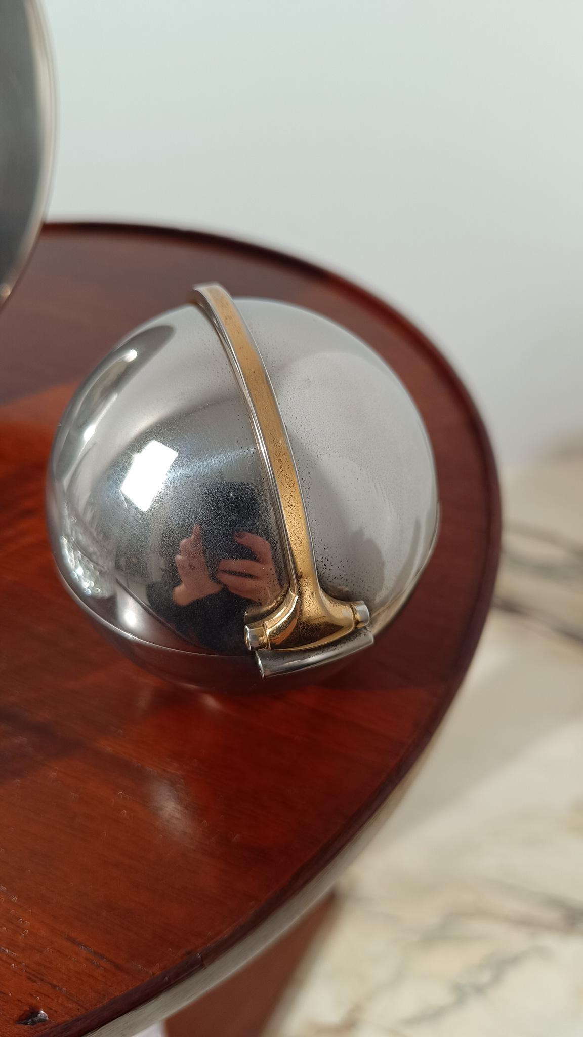 Accendino da tavolo Gucci / Sfera cromata con dettaglio morsetto in oro, 1970 in vendita 2