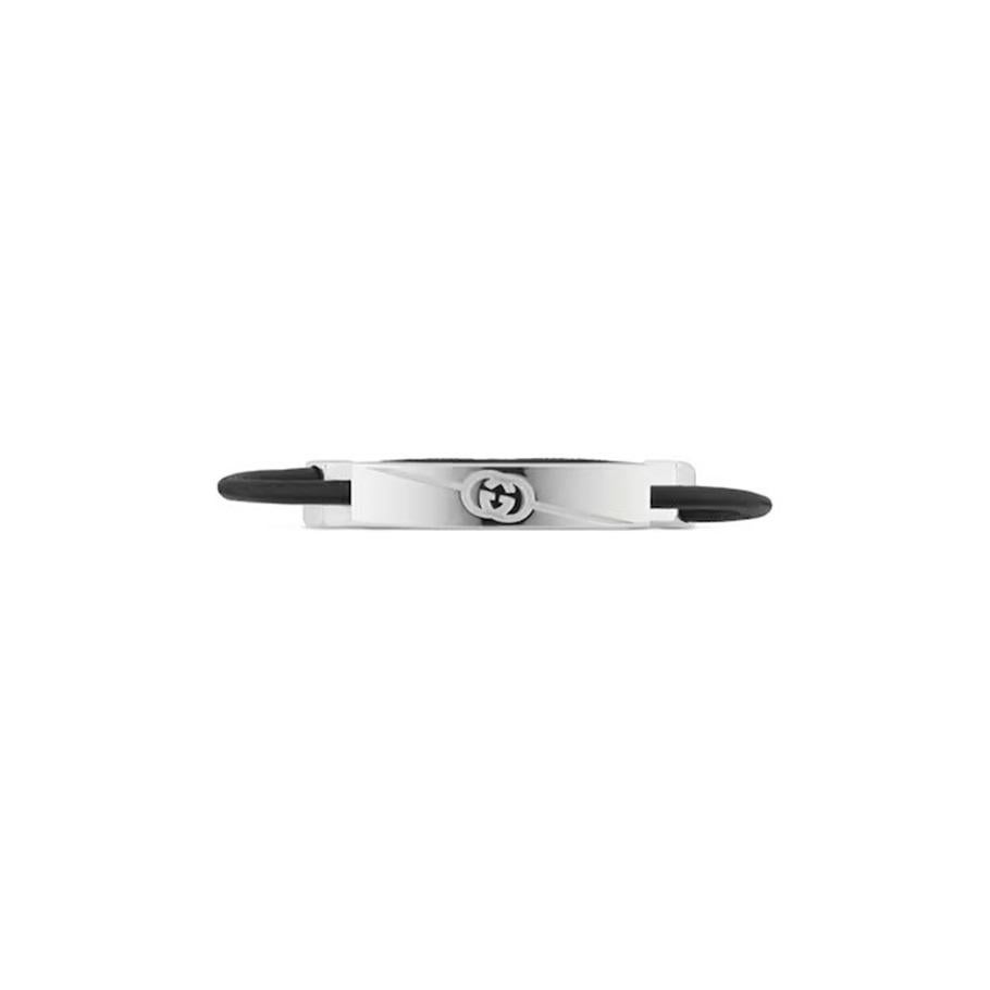 Gucci Tag Bracciale in argento YBA774464001

Questa stagione, l'incisione diagonale della G intrecciata compare su gioielli in argento come targhette, charme e anelli, mentre i materiali non metallici includono GG Supreme, pelle e tessuto. Questo