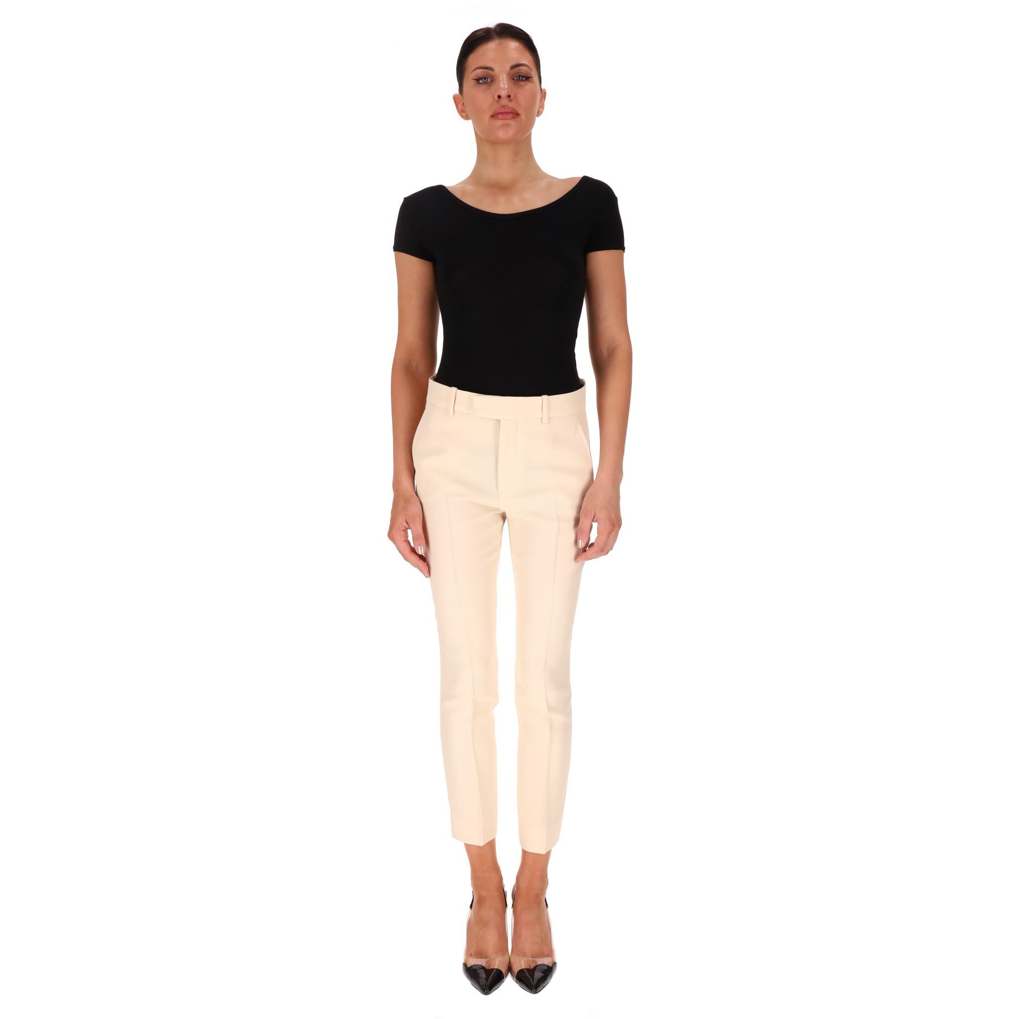 Pantalon de tailleur Gucci

Pantalon de tailleur ivoire conçu avec une jambe étroite et légèrement raccourcie.

Il est doté de poches latérales, de passants de ceinture et d'une fermeture cachée.

Rrp Approx. £1,400

Taille - 36FR

État - Très