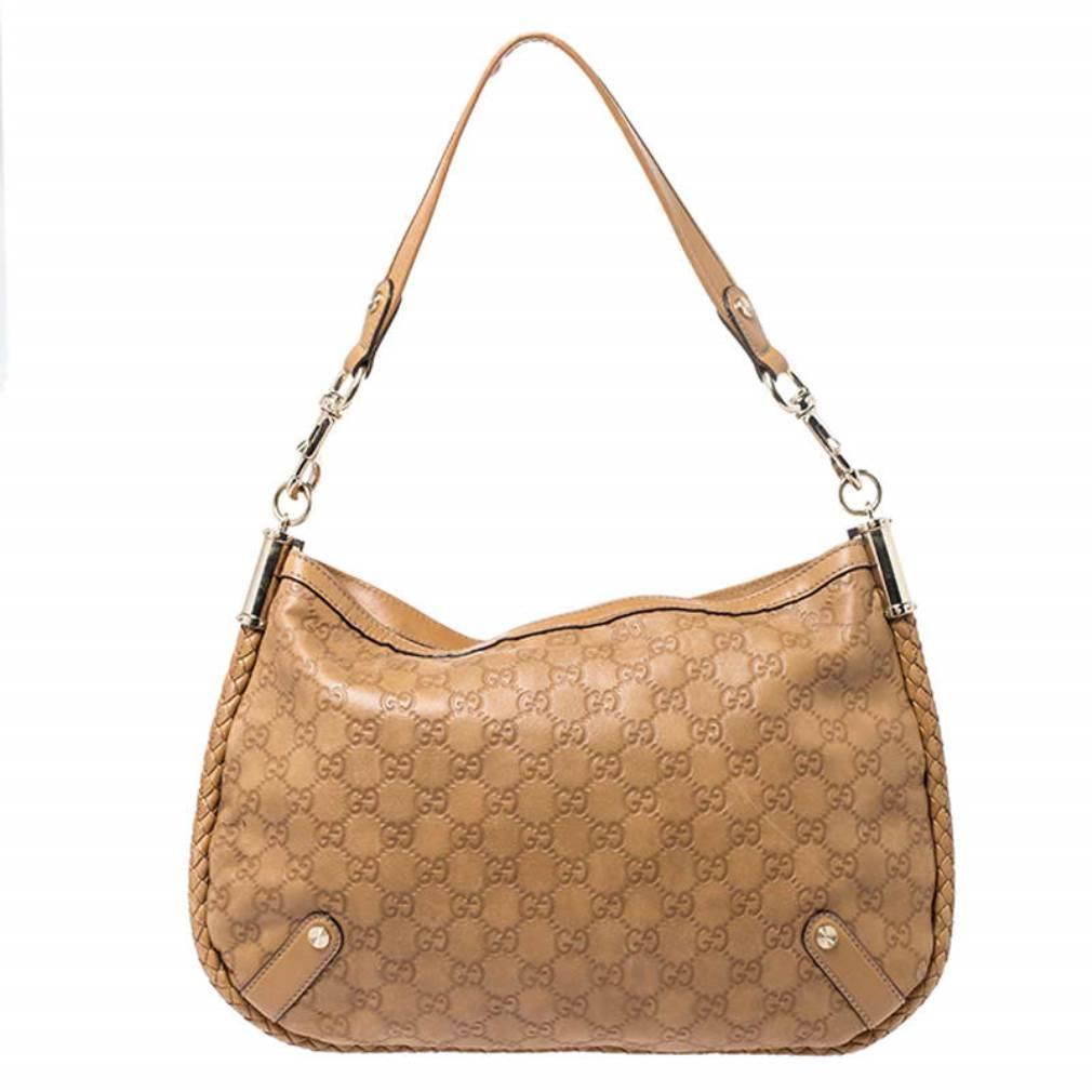 A smart companion for your outings, this wondrous Medium Britt bag by Gucci is one of its kind. It has been crafted in tan Guccissima leather. The contours feature braided trim and the exterior comes with a shoulder strap and gold-tone hardware