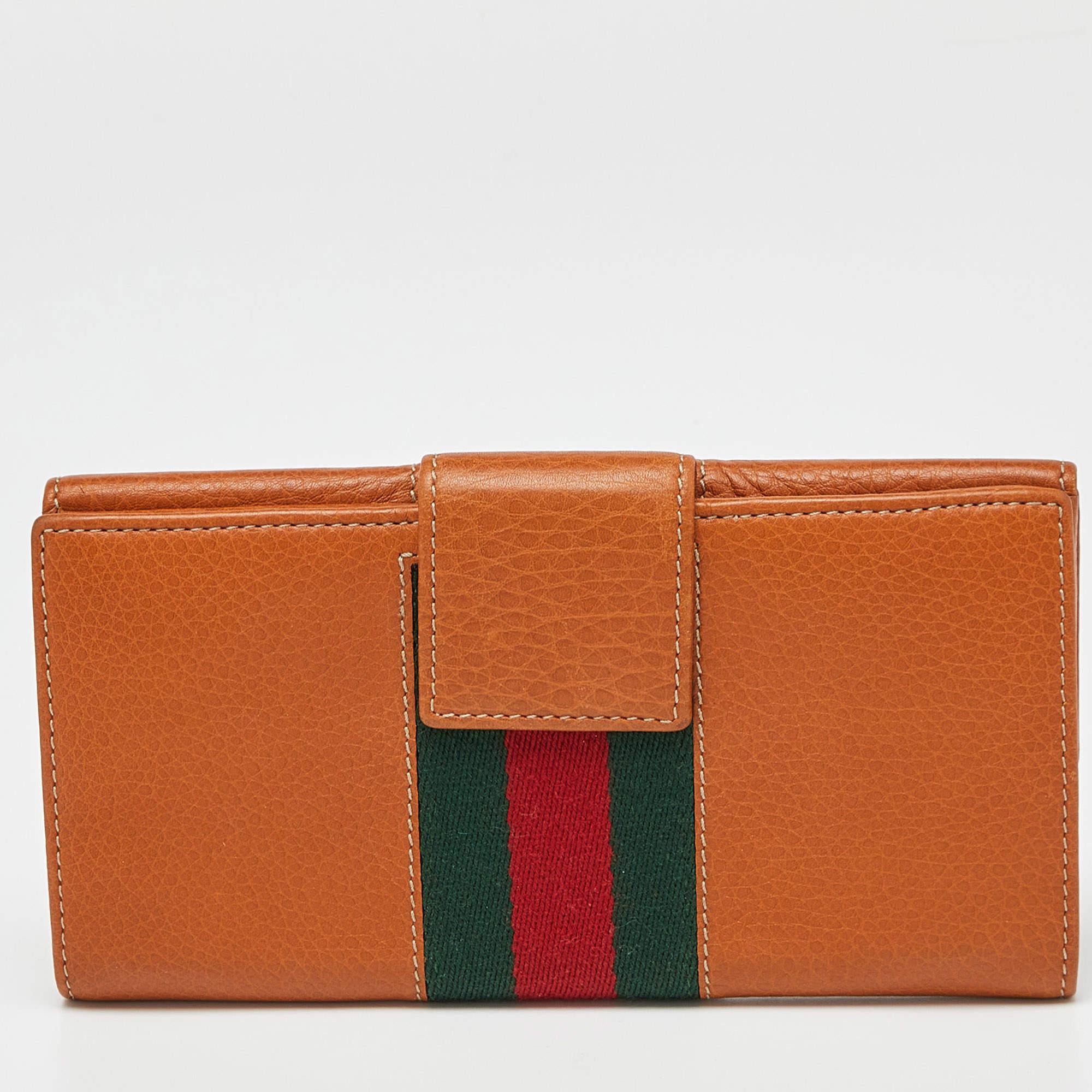 This continental wallet from Gucci is totally captivating! The tan hue and luxurious leather exterior lend a glorious touch to this versatile piece. The leather interior having multiple slots ensures enough space for your cards and vital