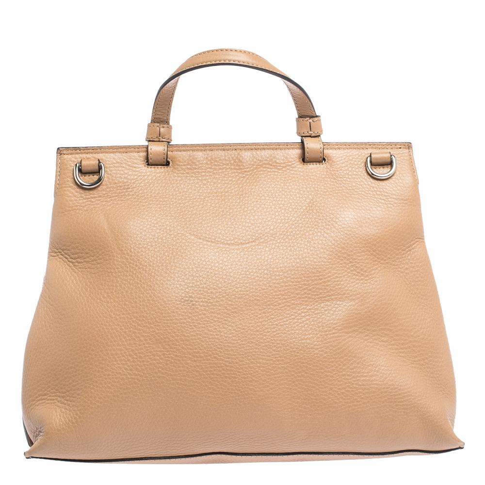 In every stride, swing, and twirl your audience will gasp in admiration at the beautiful sight of this Gucci creation. The Daily top handle bag has been crafted from tan leather and lined with canvas on the inside. It has a bamboo turn lock on the
