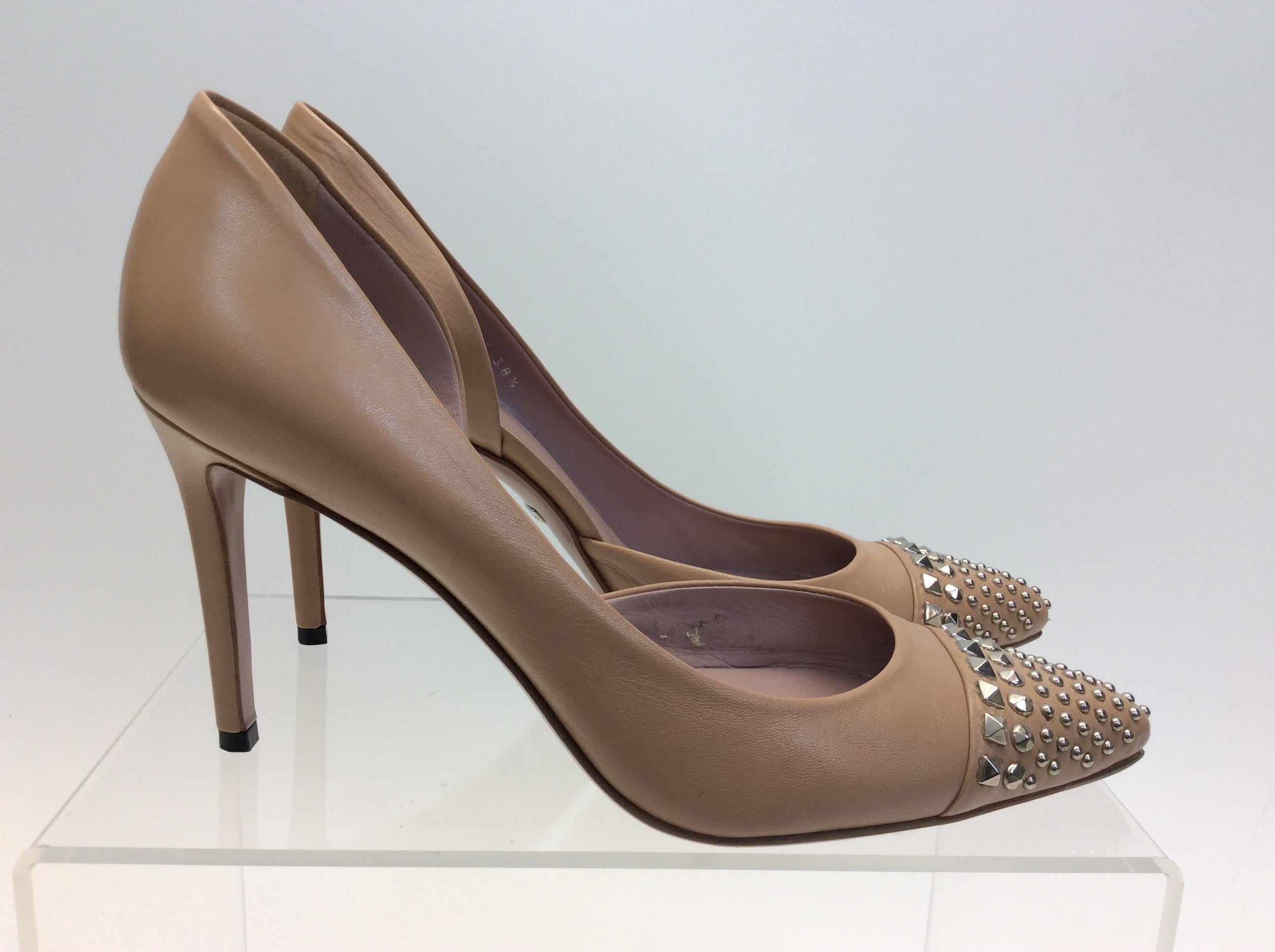 Gucci Tan Leather Studded Heels In Good Condition For Sale In Narberth, PA