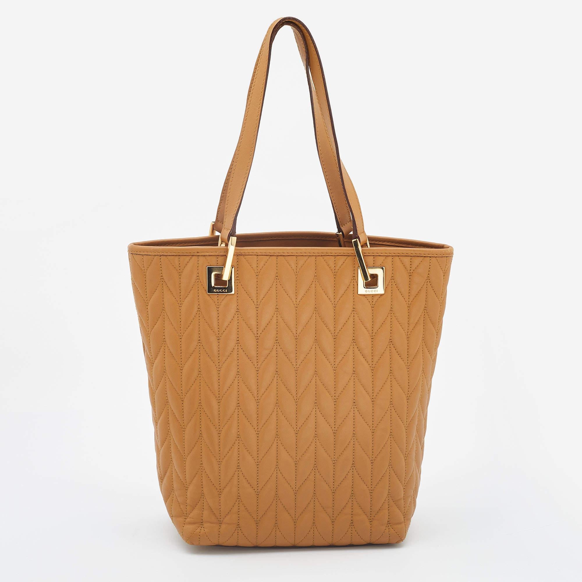 Gucci Tan Leather Vintage Bucket Bag In Fair Condition In Dubai, Al Qouz 2