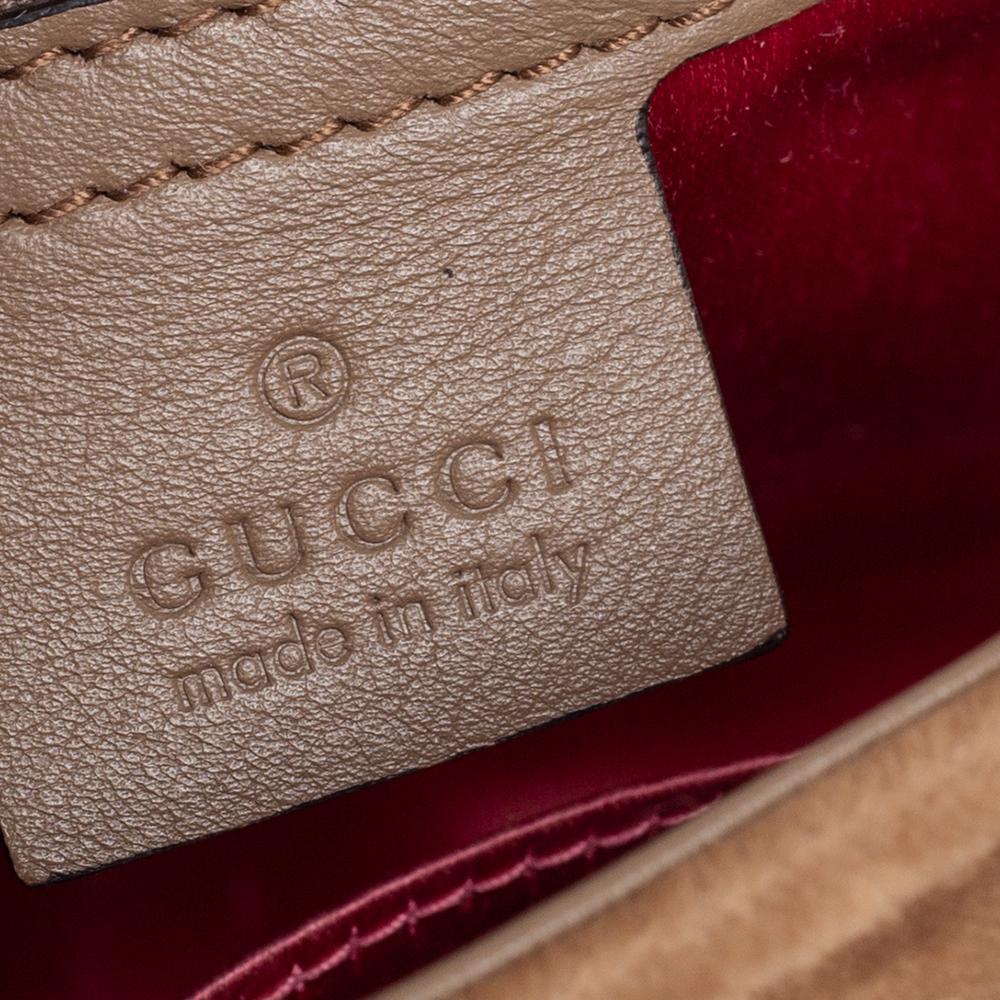 Gucci Medium GG Marmont Umhängetasche aus braunem Matelassé-Samt im Zustand „Gut“ in Dubai, Al Qouz 2