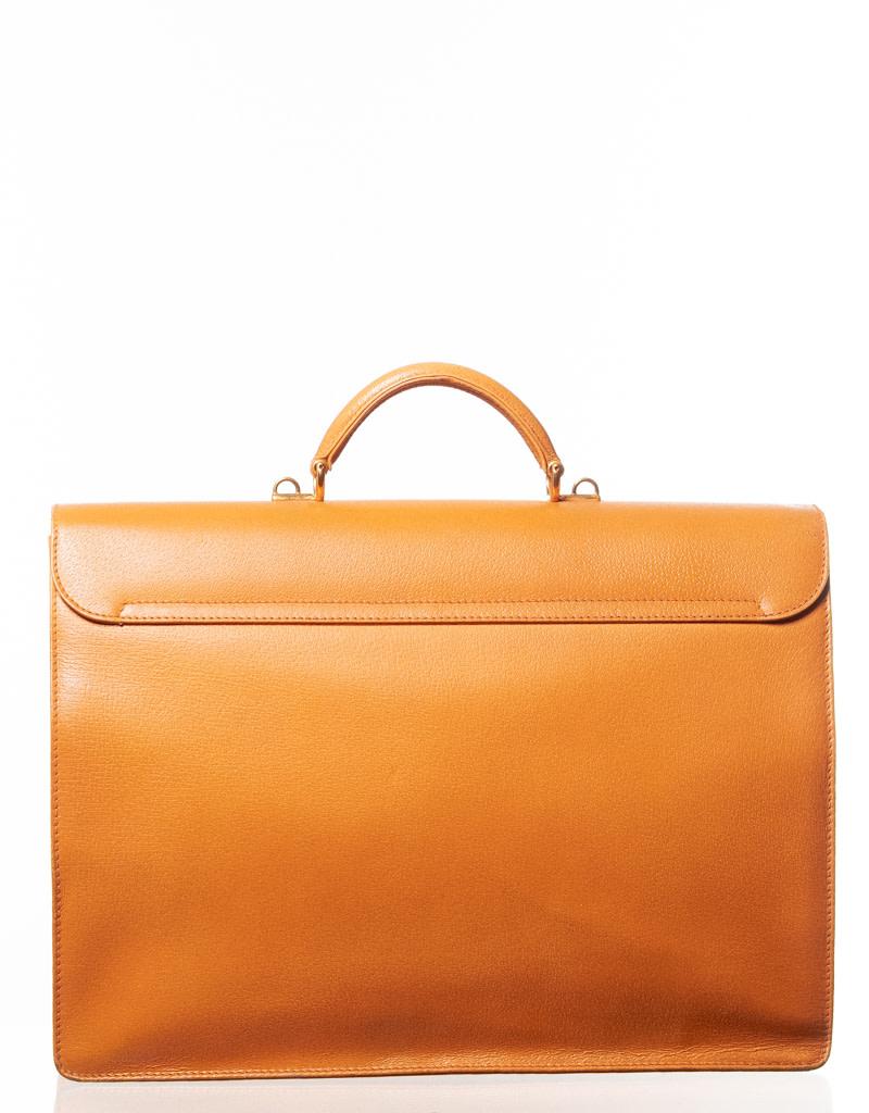 This vintage Gucci Portfolio Briefcase is made of tan coloured calf leather and features gold hardware, top handle, flap and lock closure, an open interior lined with orange fabric with a zipper pocket. 

COLOR: Orange
MATERIAL: Leather
ITEM CODE: