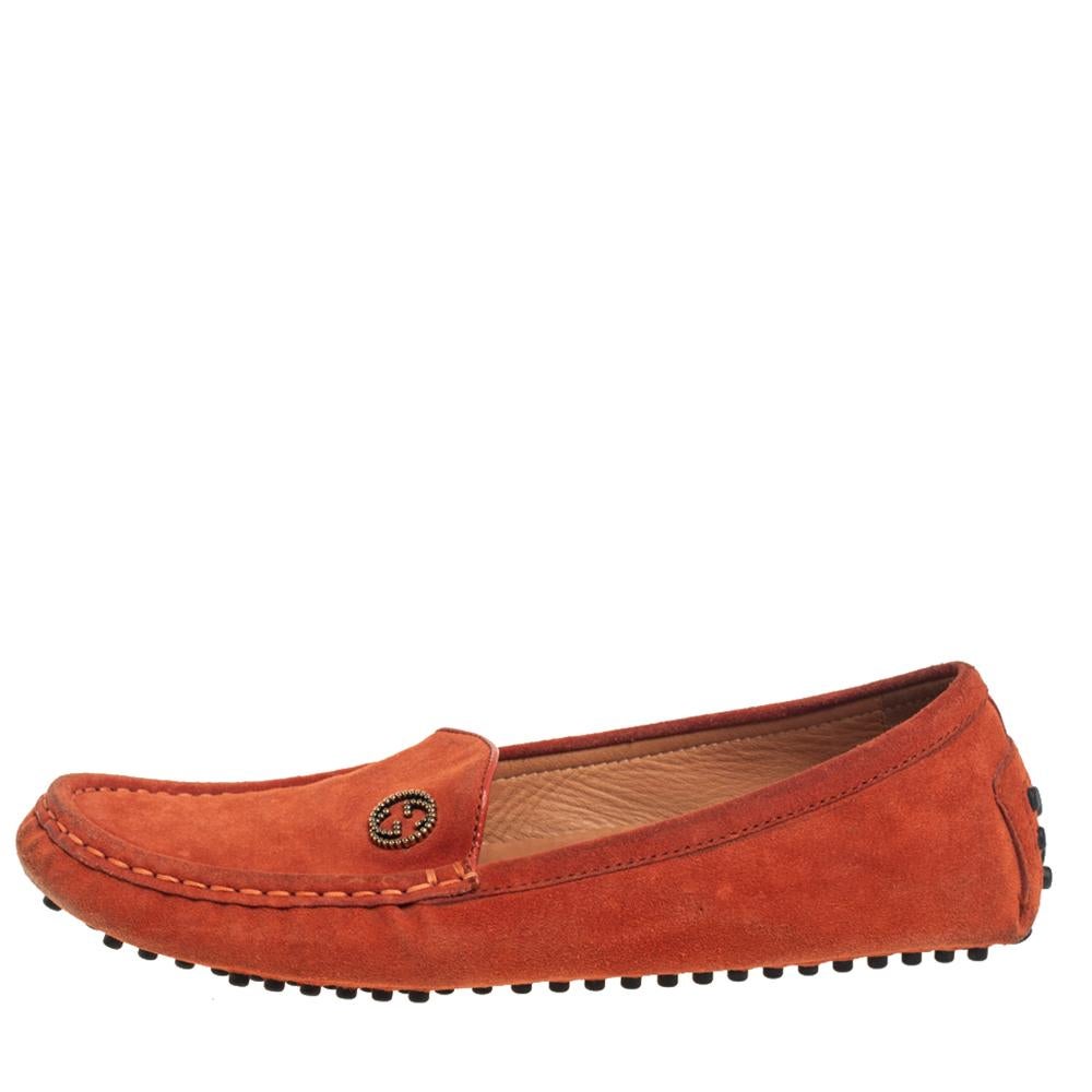 Project an ultra-stylish look in these loafers from Gucci! They have been crafted from suede and designed with round toes and logo-detailed vamps. They are complete with comfortable leather-lined insoles and pebbled outsoles.

