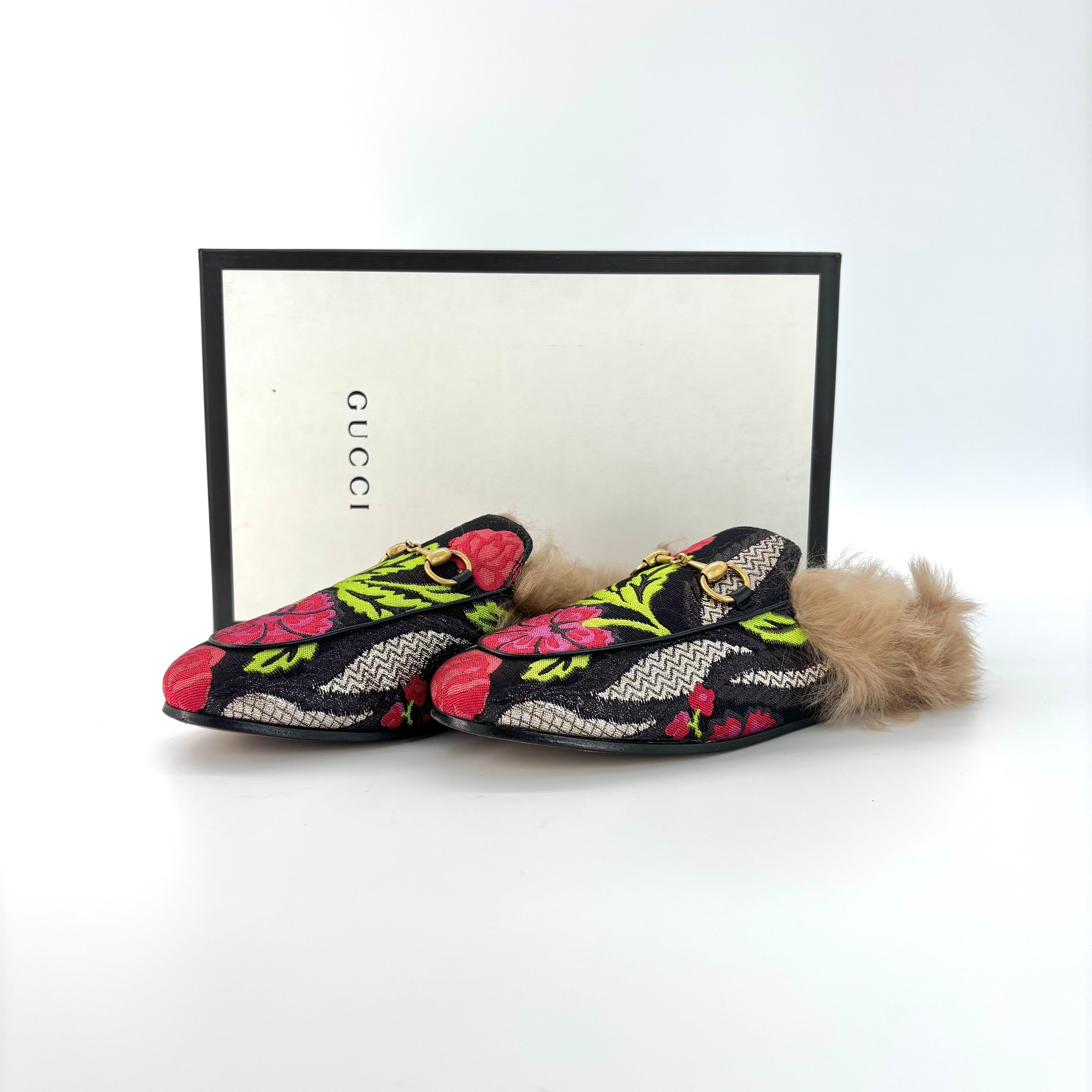 Mules en brocart et tapisserie de Gucci

Couleur Multi
Taille 36.5EU 
Hauteur du talon (semelle plate)

Mules à enfiler
Dessus en tissu
Imprimé floral
Quincaillerie en mors de cheval
Semelle en cuir
Doublure en poils d'agneau teints
Fabriqué en