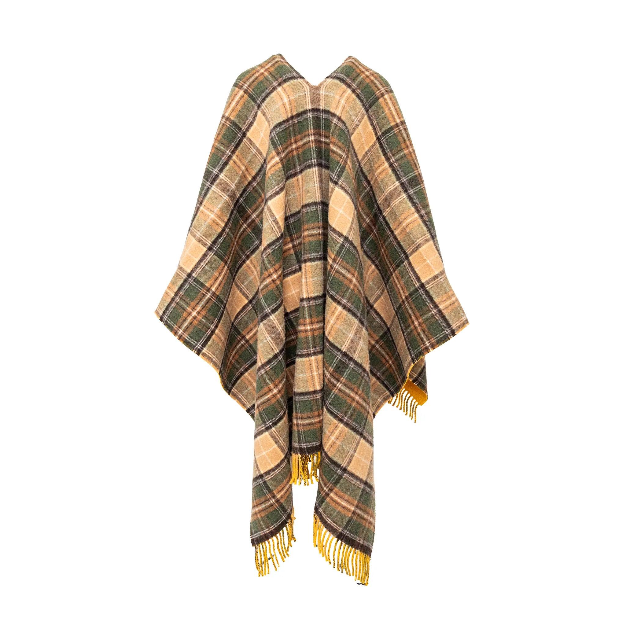 Poncho di Gucci in lana con motivo tartan multicolore giallo-verde, orlo con frange e logo verticale: un modello accogliente per l'autunno e perfetto per uno stile versatile.  
 Misure: Larghezza:145;Lunghezza:185 
 Materiale: 100% lana