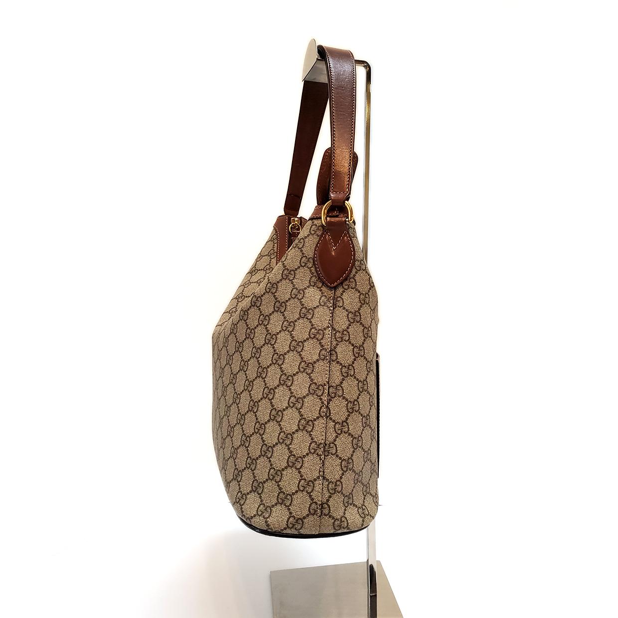 Marchio - Gucci
Vendita al dettaglio stimata - $1.350,00
Stile - Borsa Hobo
Materiale - Tela
Colore - Taupe
Modello - GG Supreme
Chiusura - Zip
Materiale dell'hardware - Oro
Codice modello/data - G019201082
Viene fornito con - sacchetto di