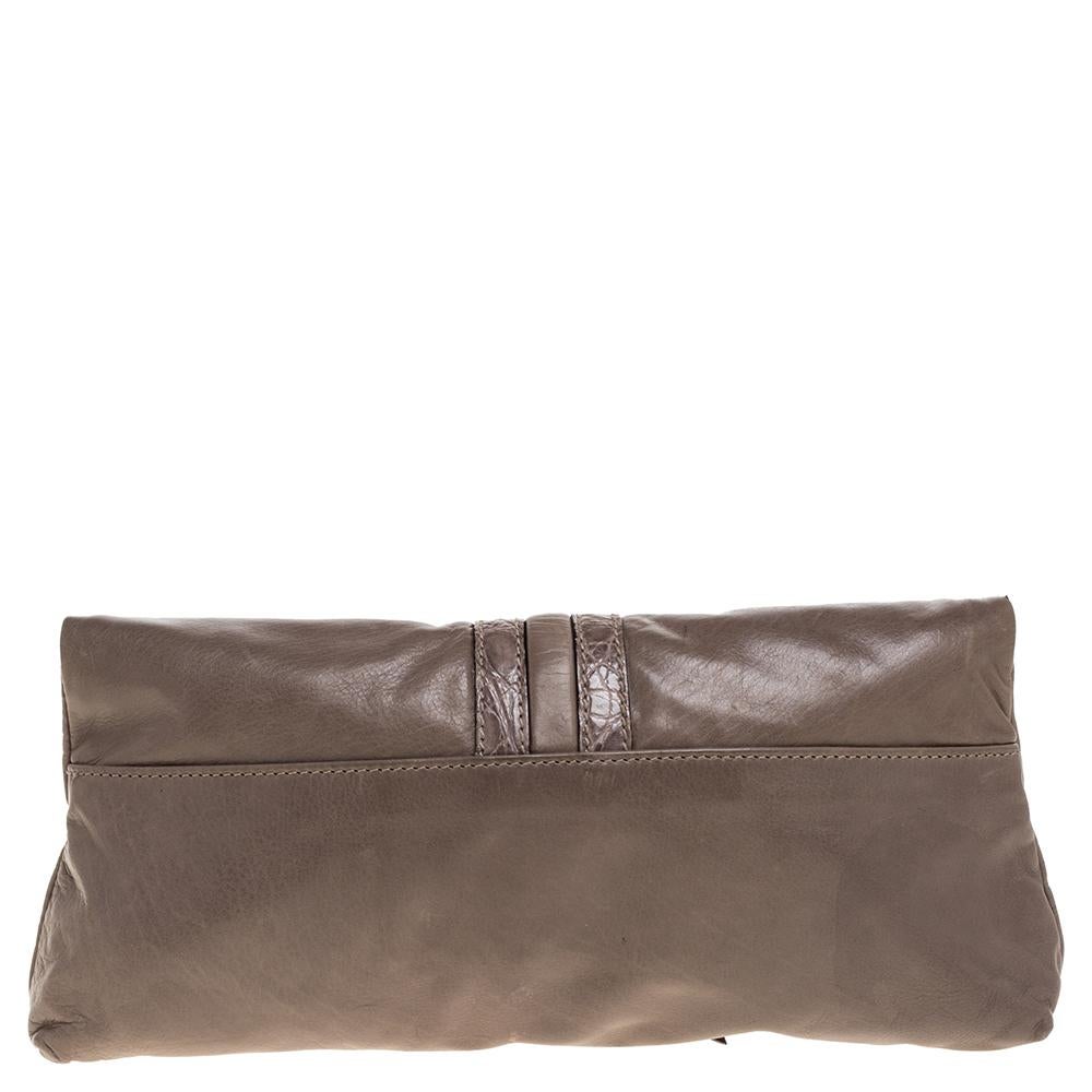 It is so easy to fall in love with this clutch from Gucci. Grey in color and stunning in appeal, this creation will be a fantastic addition to your closet. Meticulously crafted from leather, this Croisette clutch comes styled with a bamboo-detailed