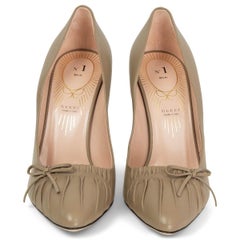 GUCCI taupe Leder NO 1 MUD CHARLOTTE BOW Pumps Schuhe 39,5