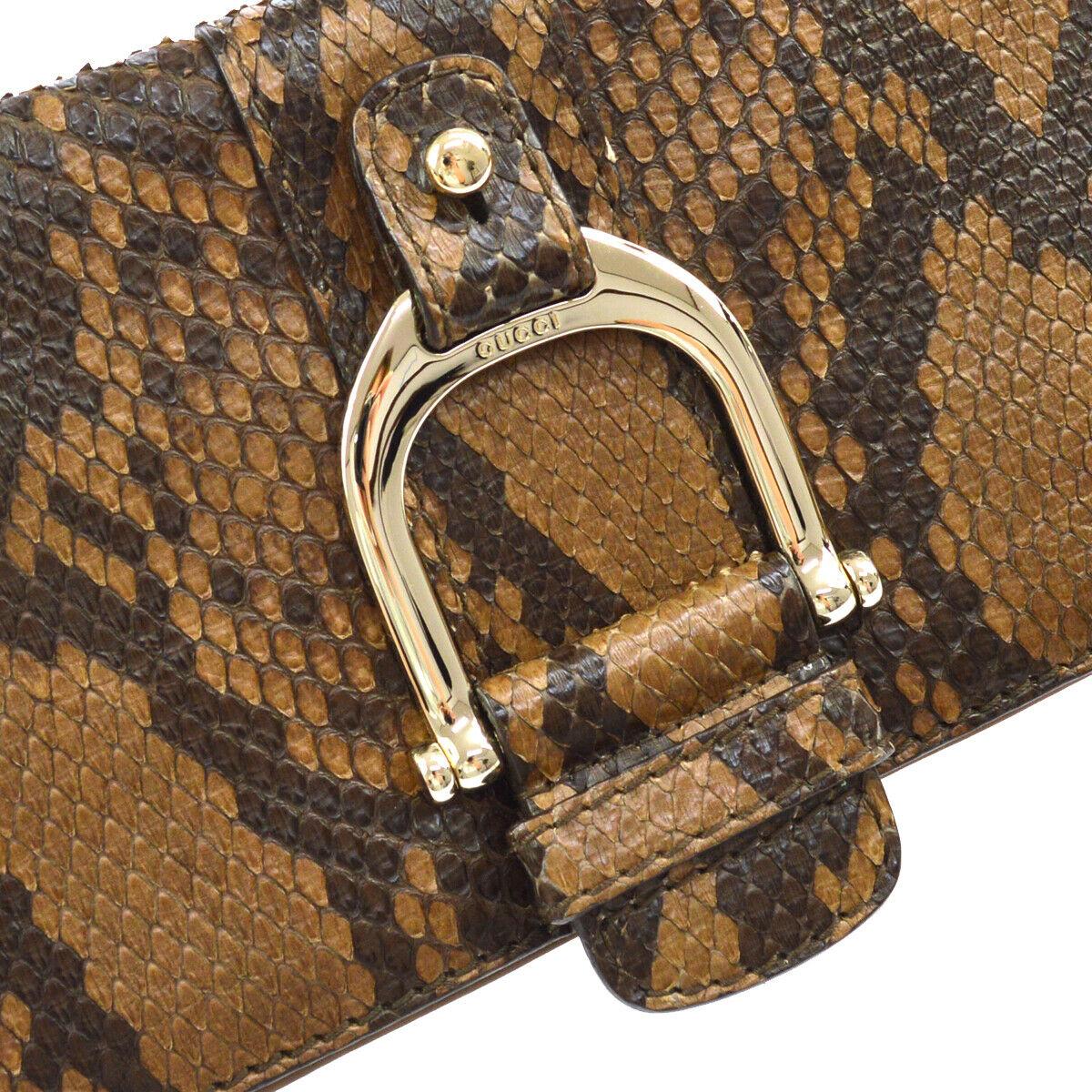 
Snakeskin
Leather
Gold tone hardware
Canvas lining
Snap closure at front flap
Made in Italy
Measures 11.5