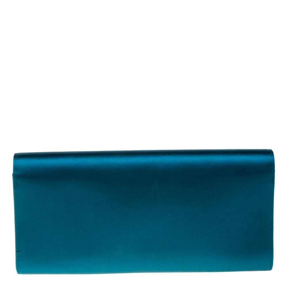 This Gucci clutch wins us with its beauty. Wonderfully crafted from satin, this teal blue clutch comes designed with a leather interior housing a slip pocket and a GG crystal lock on the flap. High on appeal and effortlessly stylish, this clutch
