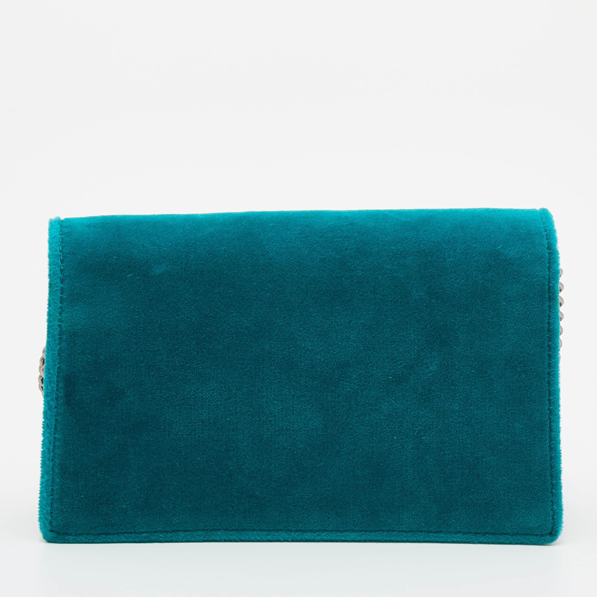 Picture yourself swinging this gorgeous bag that will not only complement your neutral outfits but fetch you endless compliments. This Gucci creation has been beautifully crafted from velvet and leather and features a teal blue exterior. The flap
