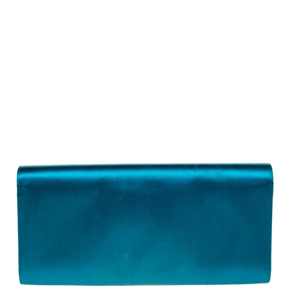 It is so easy to fall in love with this clutch from Gucci. Real green in color and stunning in appeal, this creation will be a fantastic addition to your closet. Meticulously crafted from satin, this Broadway clutch comes styled with a
