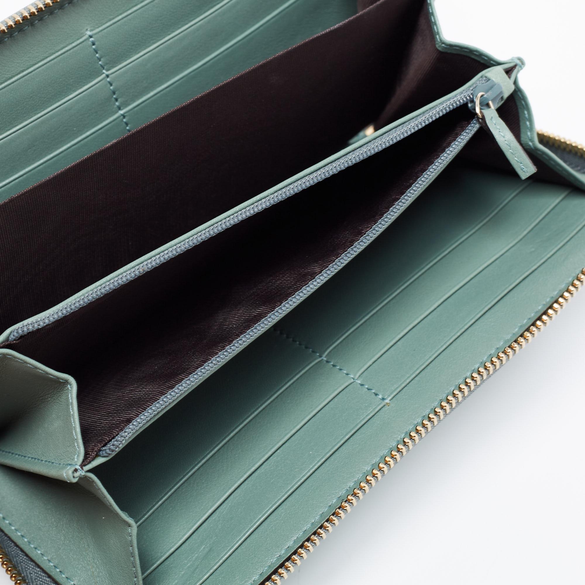 Gucci Teal Green Microguccissima Patent Leather Zip Around Wallet In Good Condition In Dubai, Al Qouz 2