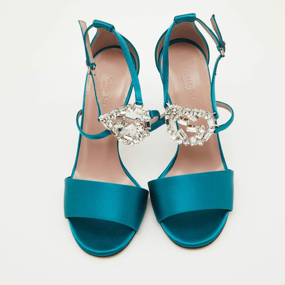 Questi sandali sono chic e contemporanei. Realizzate con materiali pregiati, queste scarpe incorniceranno lussuosamente i tuoi piedi e riempiranno la tua giornata di passi audaci.


Include: Busta antipolvere originale, scatola originale, punte del