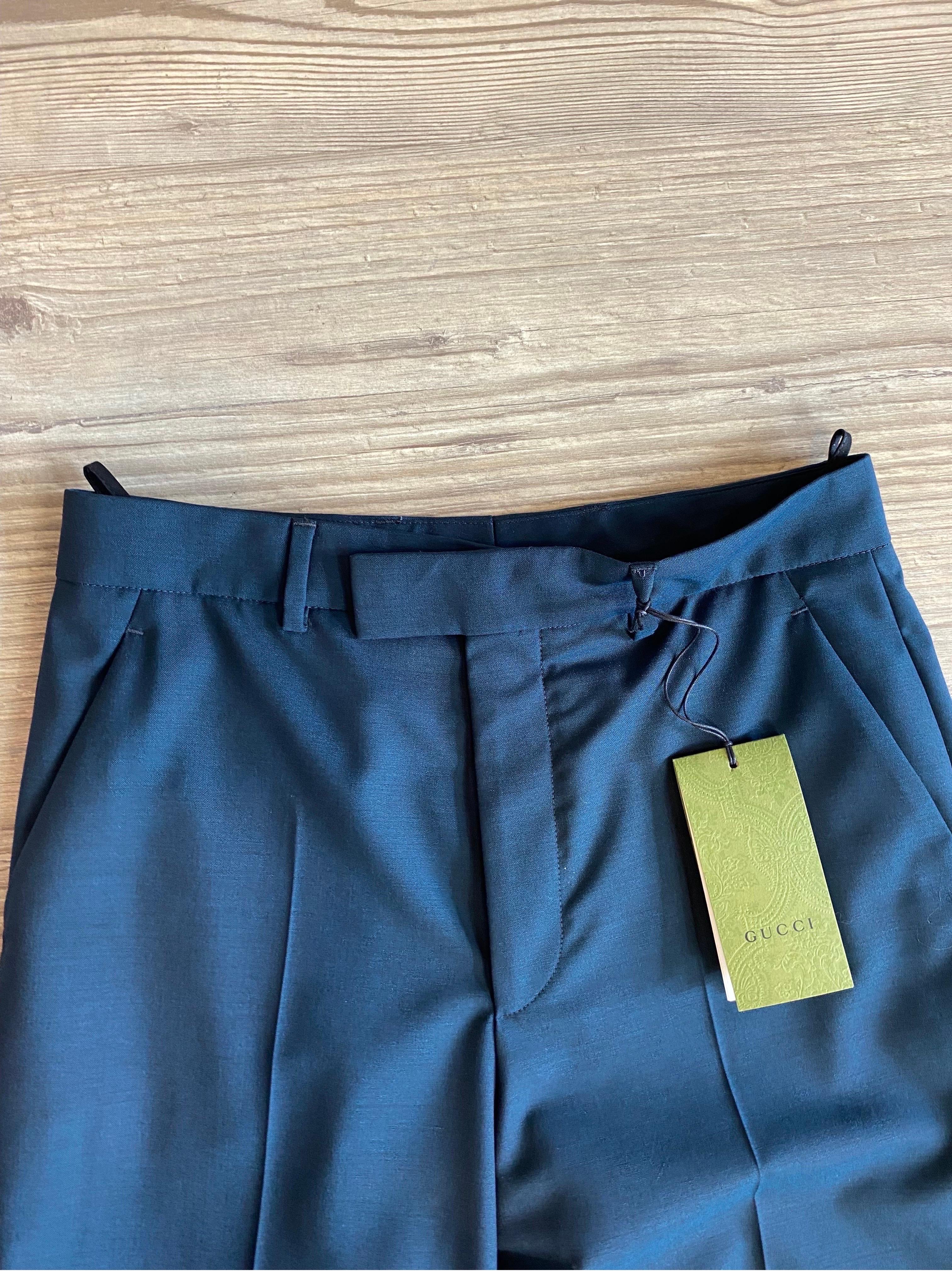 Gucci teal trousers
In wool and mohair. Straight cut.
Size 40 
Life 38
Hips 50
Length 128.
Hem to do. 
In excellent condition.