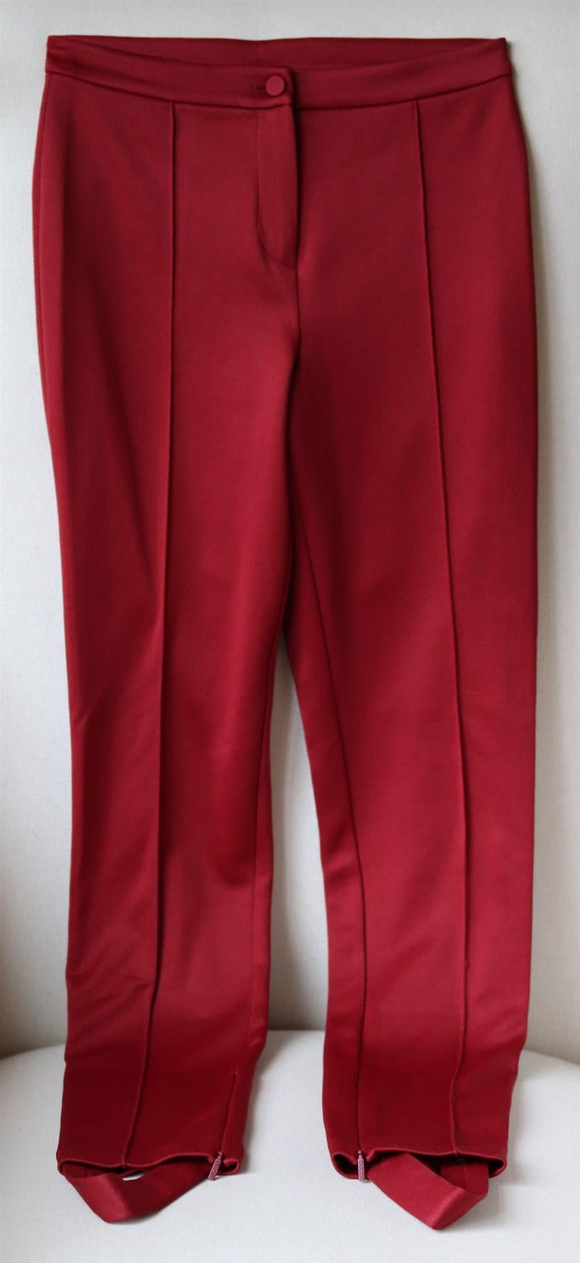 These Gucci leggings are the perfect alternative to the brand's track pants for a more fitted silhouette.
They are made in Italy from sculpting tech-jersey, they have a high-waist and stirrups.
Burgundy tech-jersey.
Button and concealed zip