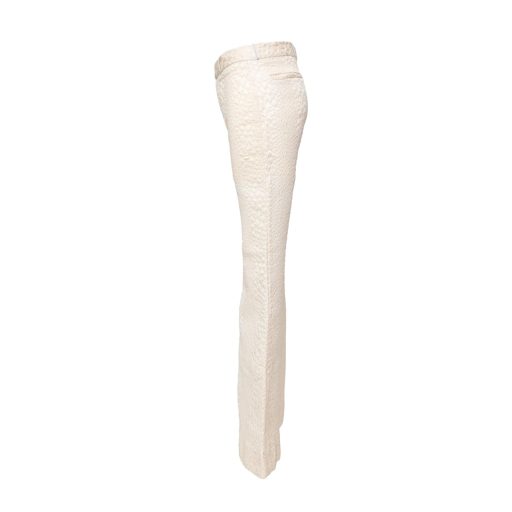 Off-White-Hose von Gucci aus einer Seiden-Woll-Mischung mit geprägter Struktur, Gürtelschlaufen aus Leder und Schlaghose.  
 Maße: Taille:35;Hüfte:46;Steigung:26;Länge am Saum:78.5;Gesamtlänge:100  
 MATERIAL: 56% Wolle 34% Seide 10% Acetat