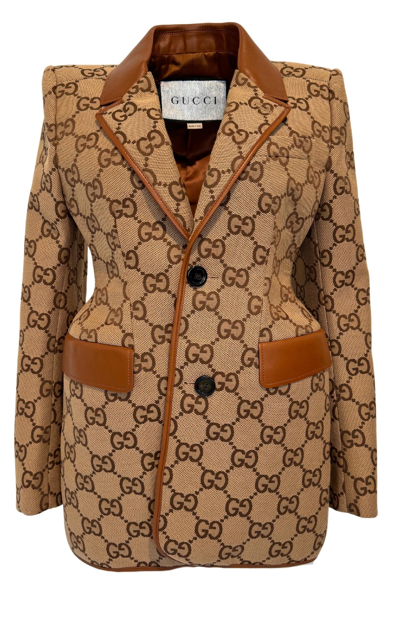 Blazer neuf GUCCI Monogram avec l'imprimé vintage GG. 
Cette maxi veste en toile GG se caractérise par sa silhouette caractéristique en sablier.
Toile maxi GG beige et ébène
Garniture en cuir marron
Le projet Hacker
Simple poitrine
Collet