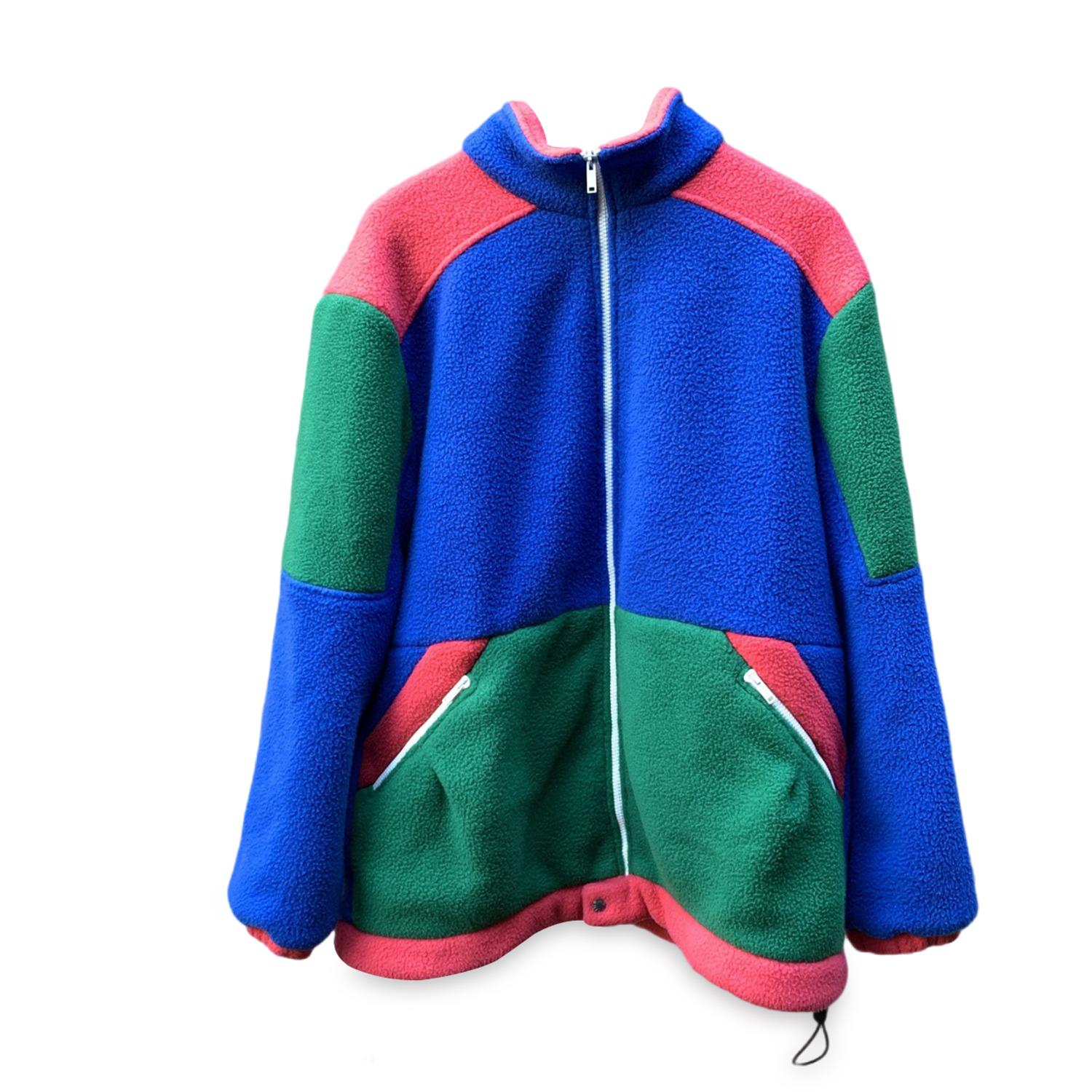 Oversized fleece jacket by Gucci x The North Face. It features a colorblock design in green, blue and pink color, fornt zip closure and 2 side zip pockets. Drawstring on the hem. Nylon lining. Multicolored logo embroidery on the back. Size: XL (The