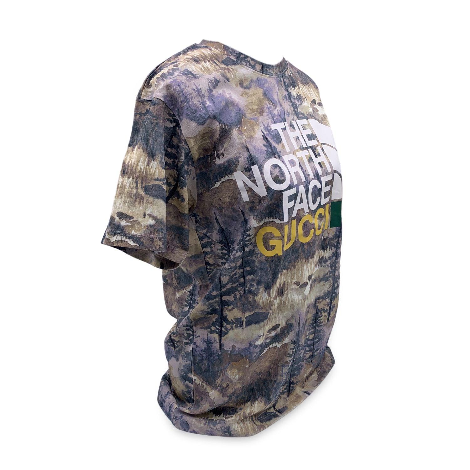 Kurzärmeliges Baumwoll-T-Shirt von Gucci x The North Face. Es verfügt über grafische Druck in Tönen Taupe, Militärgrün und braunen Farben. Mit mehrfarbigem Logodruck auf der Vorderseite. Runder Hals. Größe: XXS (Die für diesen Artikel angegebene