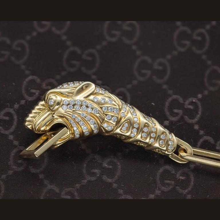 Gucci tiger head bracelet in 18-karat yellow gold with diamonds (4.0 ct). Bracelet has a toggle & bar closure. Hallmarks: GUCCI, Made in Italy, 750, and serial number. Includes Gucci bracelet box.

Weight: 70.40 gm

Tiger head: 2.43