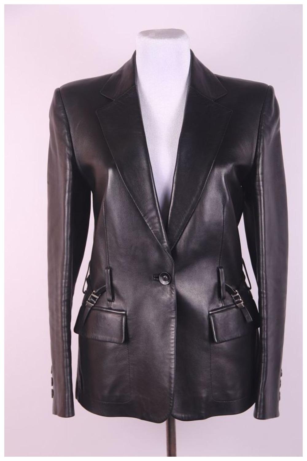 Cette pièce emblématique de l'époque de Tom Ford chez Gucci est en excellent état vintage.

Longueur 64 cm
Longueur des manches 61cm / 24.02inches
Distance aux épaules 40,5 cm / 15,94 pouces
Distance entre les aisselles : 44 cm / 17.32 pouces
l'état