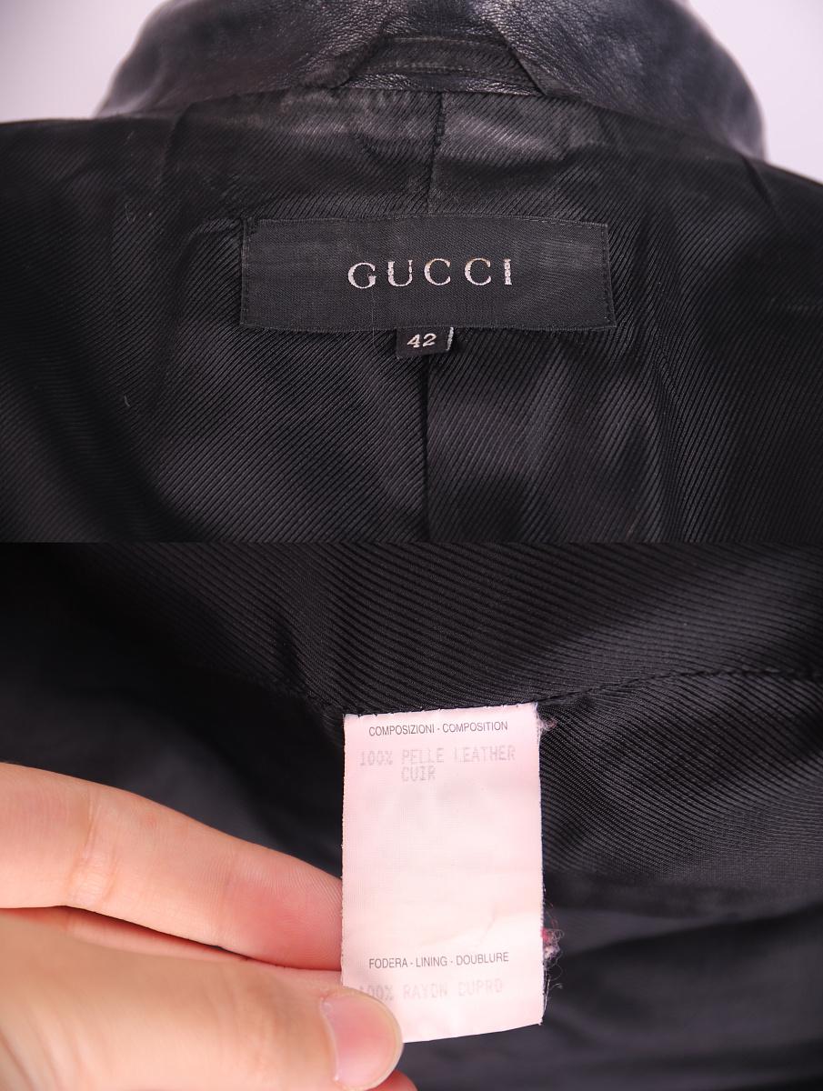 Gucci Tom Ford 1998 Leather Jacket
Made in Italy
The Great Era of Tom Ford at Gucci, 1998

 size 42


the condition is generally good, but it is advisable to paint

Shoulders: 40cm / 15.75 inches
Sleeve: 61cm / 24.02inches
Armpits: 45 cm / 17.72