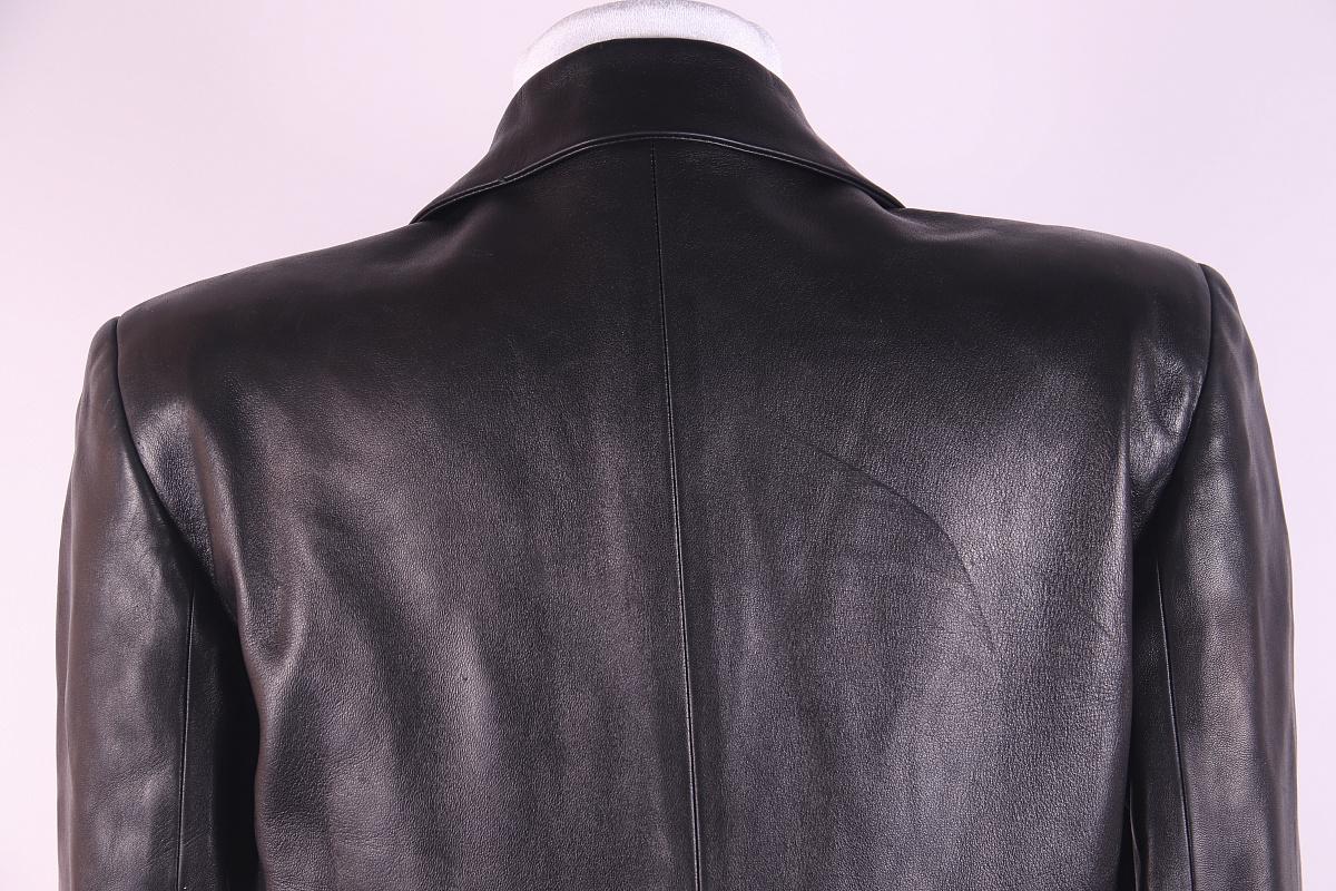 size 42 it
A truly iconic piece from Tom Ford era at Gucci in an good vintage condition. 
good condition, there are signs of wear typical for leather
lining in the armpit area is torn