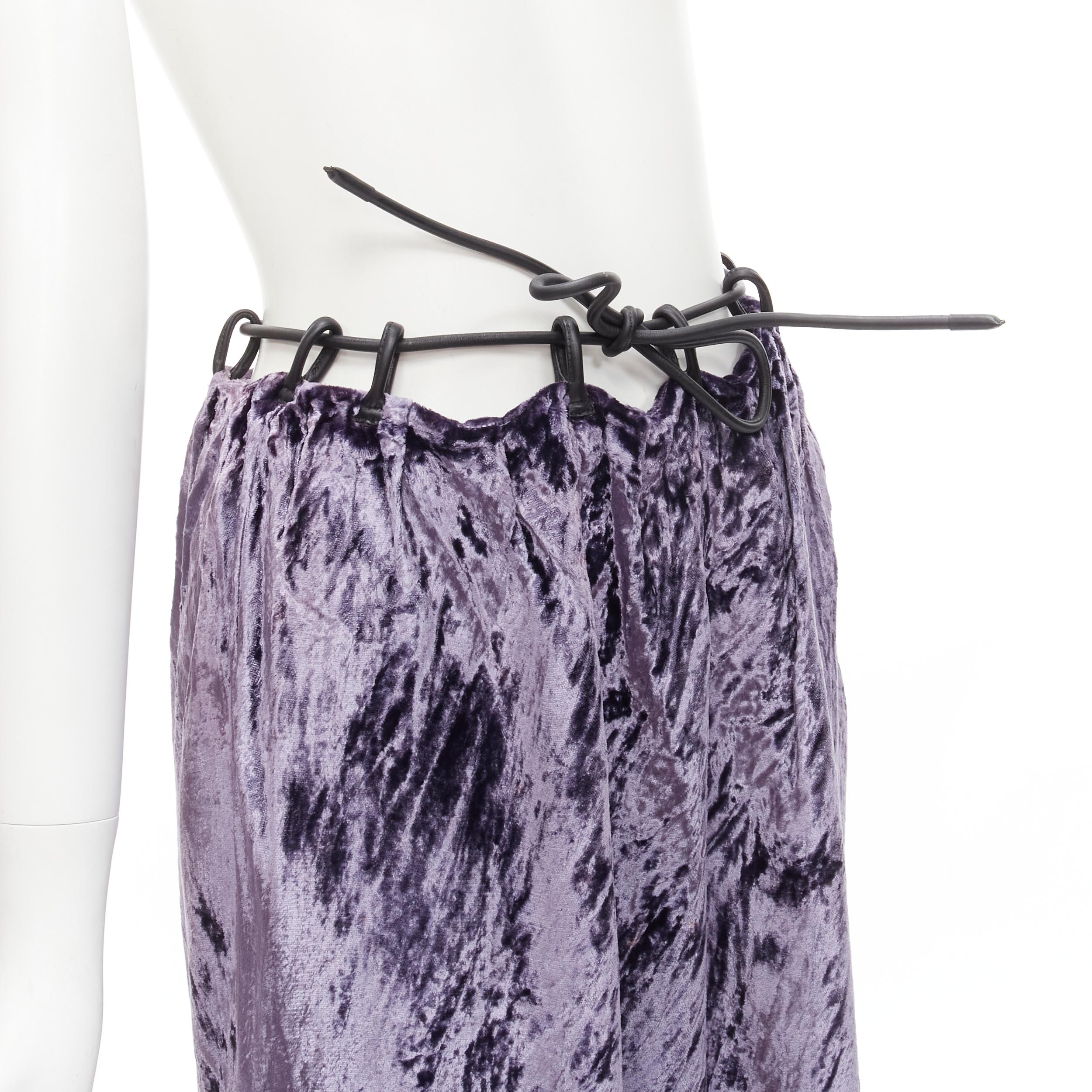 GUCCI TOM FORD 1999 Vintage Runway leather loop belt purple velvet skirt IT38 XS 
Reference: ANWU/A00567 
Brand: Gucci 
Designer: Tom Ford 
Collection: Fall Winter 1999 Runway 
Material: Velvet 
Color: Purple 
Pattern: Solid 
Closure: Zip 
Extra
