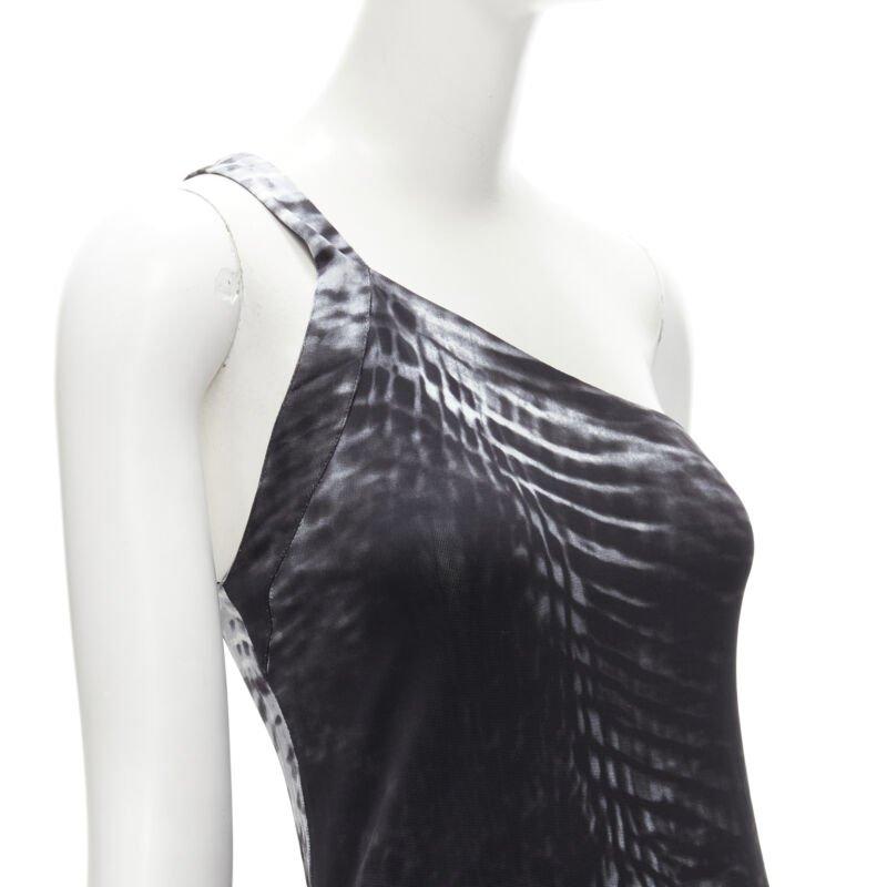 GUCCI TOM FORD 2000 Pasarela Vintage negro blanco un hombro vestido IT38 XS
Referencia: ANWU/A00676
Marca: Gucci
Diseñador: Tom Ford
Colección: Primavera Verano 2000 - Pasarela
Visto en: Cindy Crawford
Material: Viscosa
Color: Gris, Blanco
Patrón: