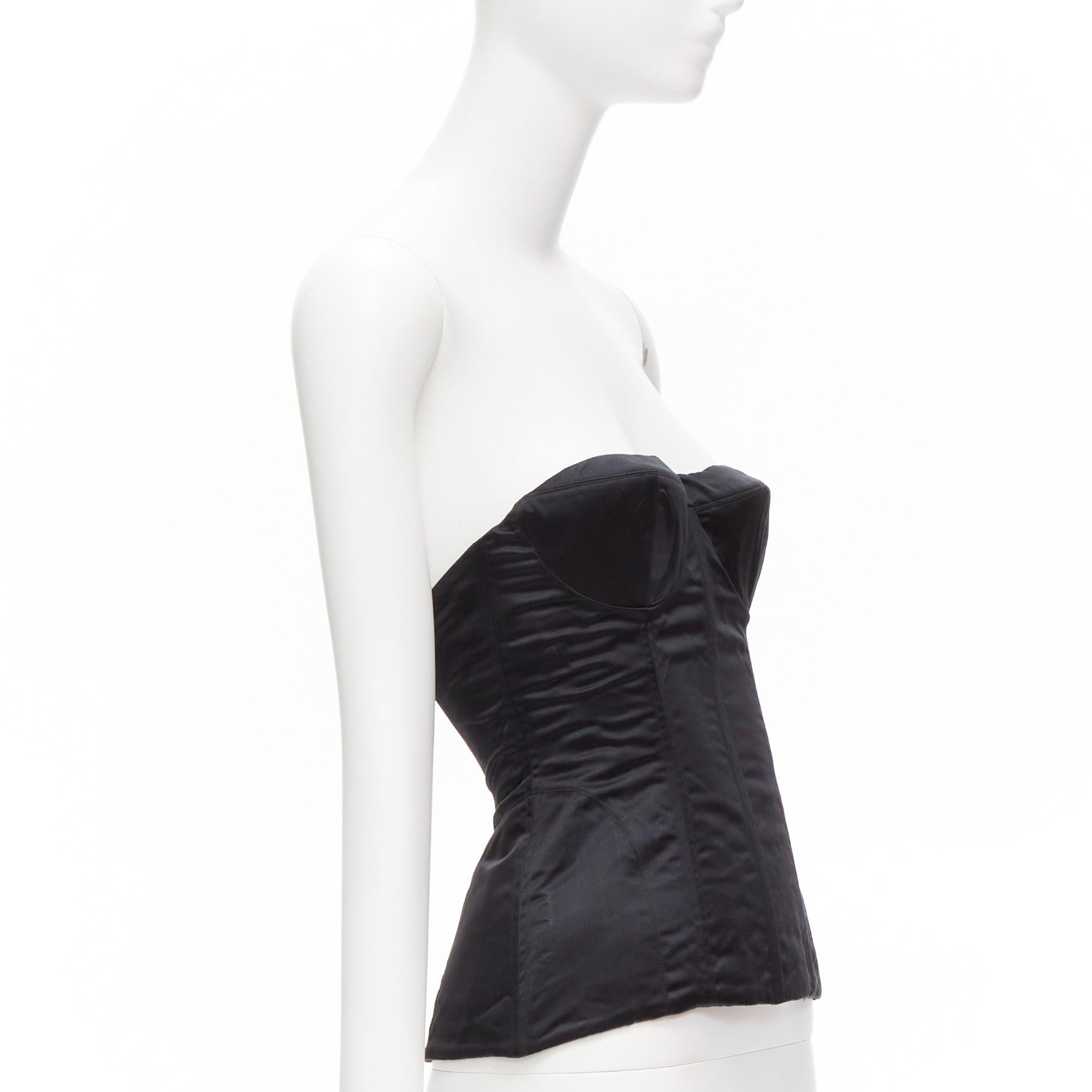 GUCCI Tom Ford 2001 Laufsteg Schwarzes 3D konisches braunes Bustier aus Seide IT38 XS
Referenz: TGAS/D00575
Marke: Gucci
Designer: Tom Ford
Collection'S: SS 2001 - Laufsteg
MATERIAL: Seide
Farbe: Schwarz
Muster: Solide
Verschluss: