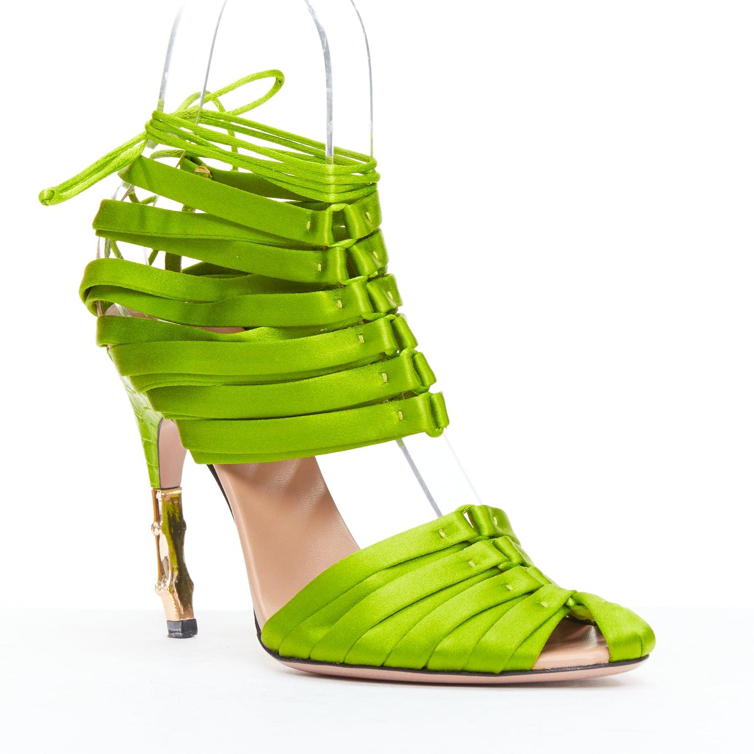 GUCCI Tom Ford 2004 Runway vert satin corset or bambou sandale EU36C
Référence : TGAS/E00210
Marque : Gucci
Designer : Tom Ford
Collectional : SS2004
Matière : Satin, métal
Couleur : vert, or
Motif : Imprimé animal
Fermeture : Up&Up
Doublure : Cuir