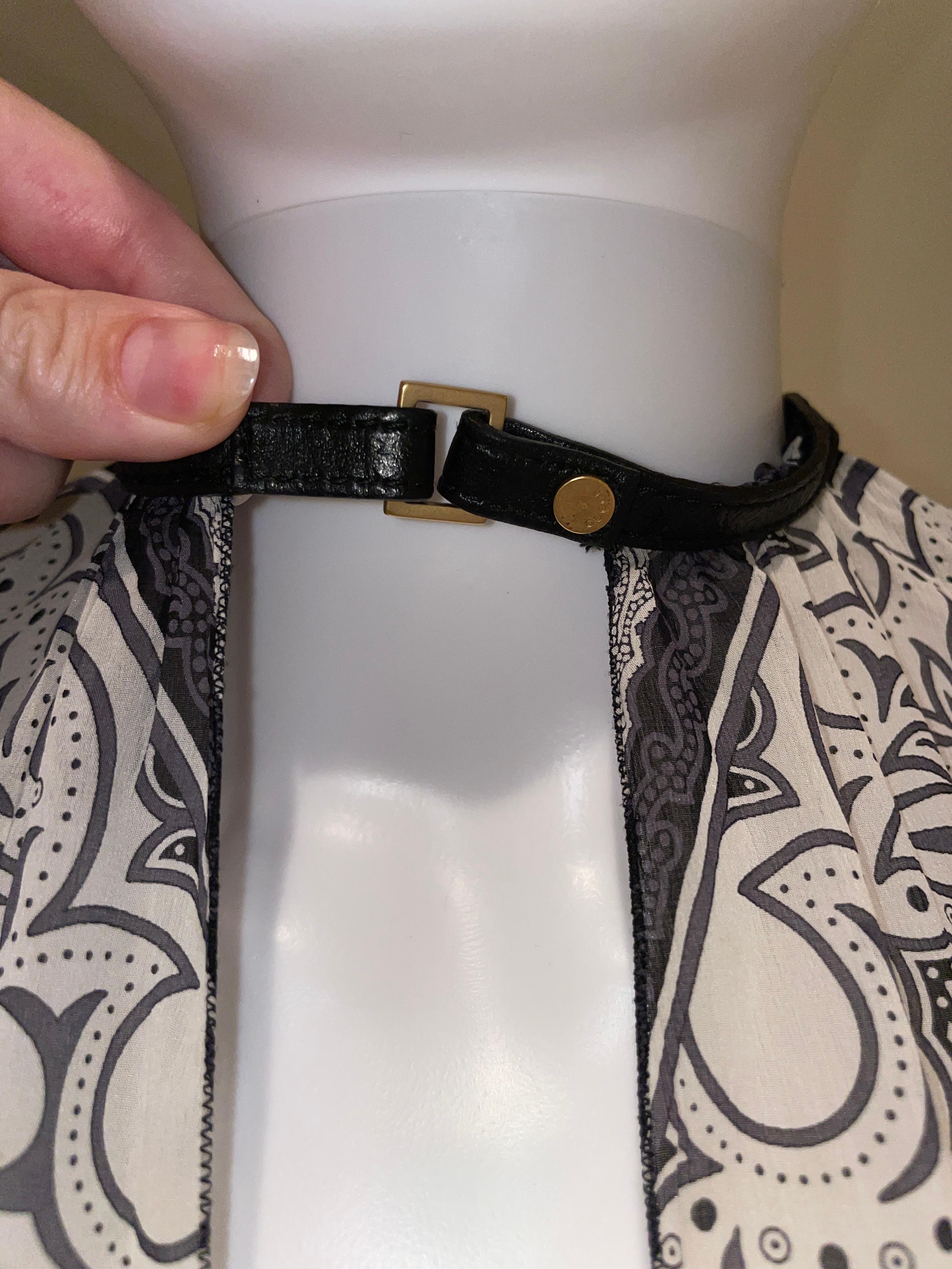 Women's GUCCI TOM FORD 2004 vintage silk keyhole blouse gray paisley leather collar