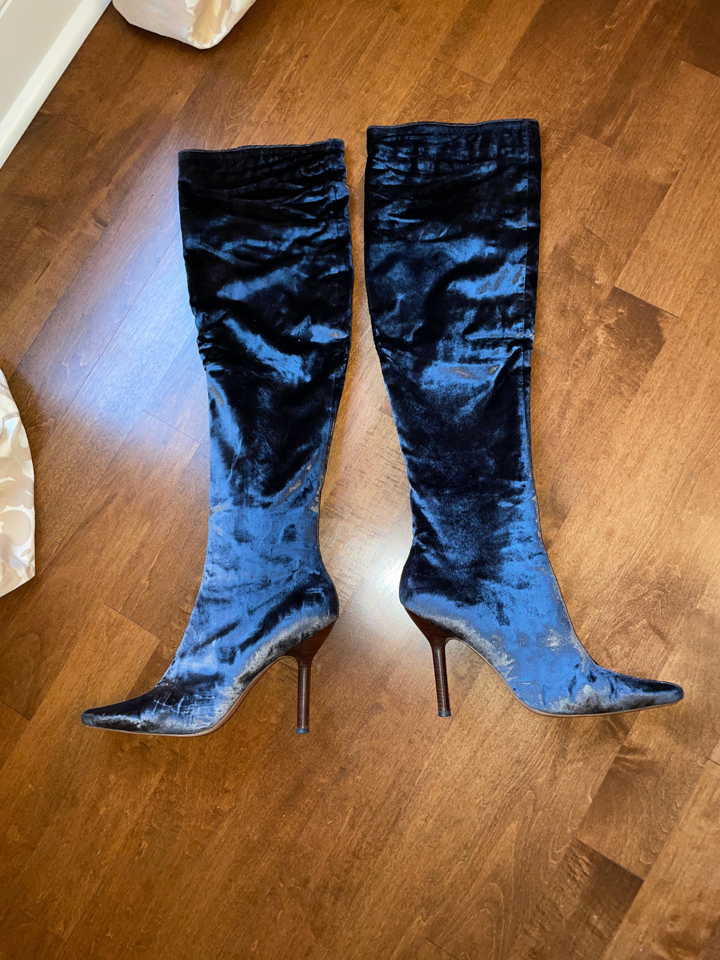 Tom Ford for Gucci velour velvet dark grey gray over-the-knee wooden heel boots size 40 AW99 1999 seen on both the runway and in the ad campaign. Iconic and extremely flattering / easy to walk in! Excellent condition! size 40 so I believe that is a