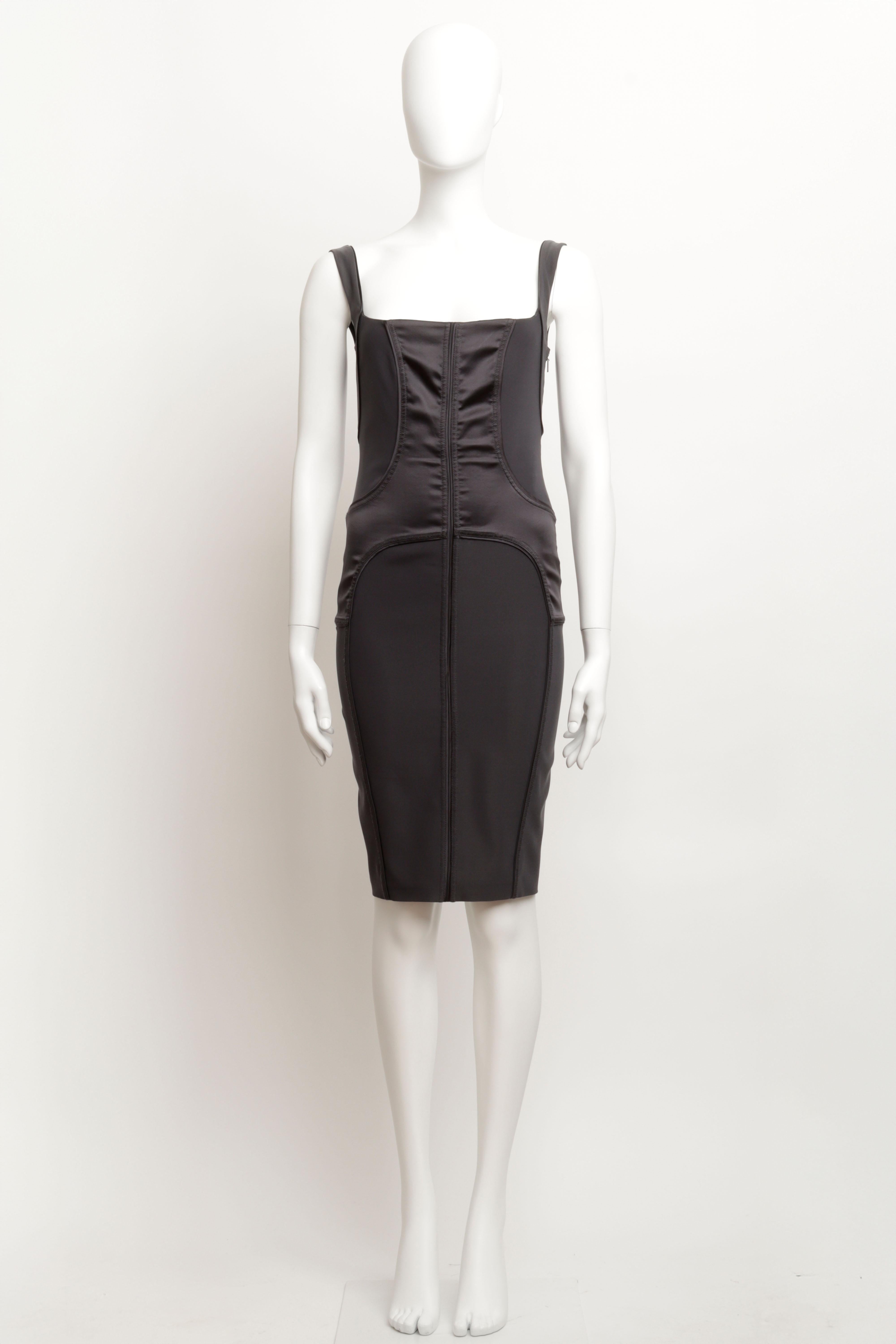 Extrait de la collection Gucci A/W 2003 de Tom Ford. Robe de corps extensible avec détails de corset en soie extensible et satin. Coloris gris foncé anthracite. Silhouette incroyablement flatteuse avec encolure carrée basse et fermeture zippée