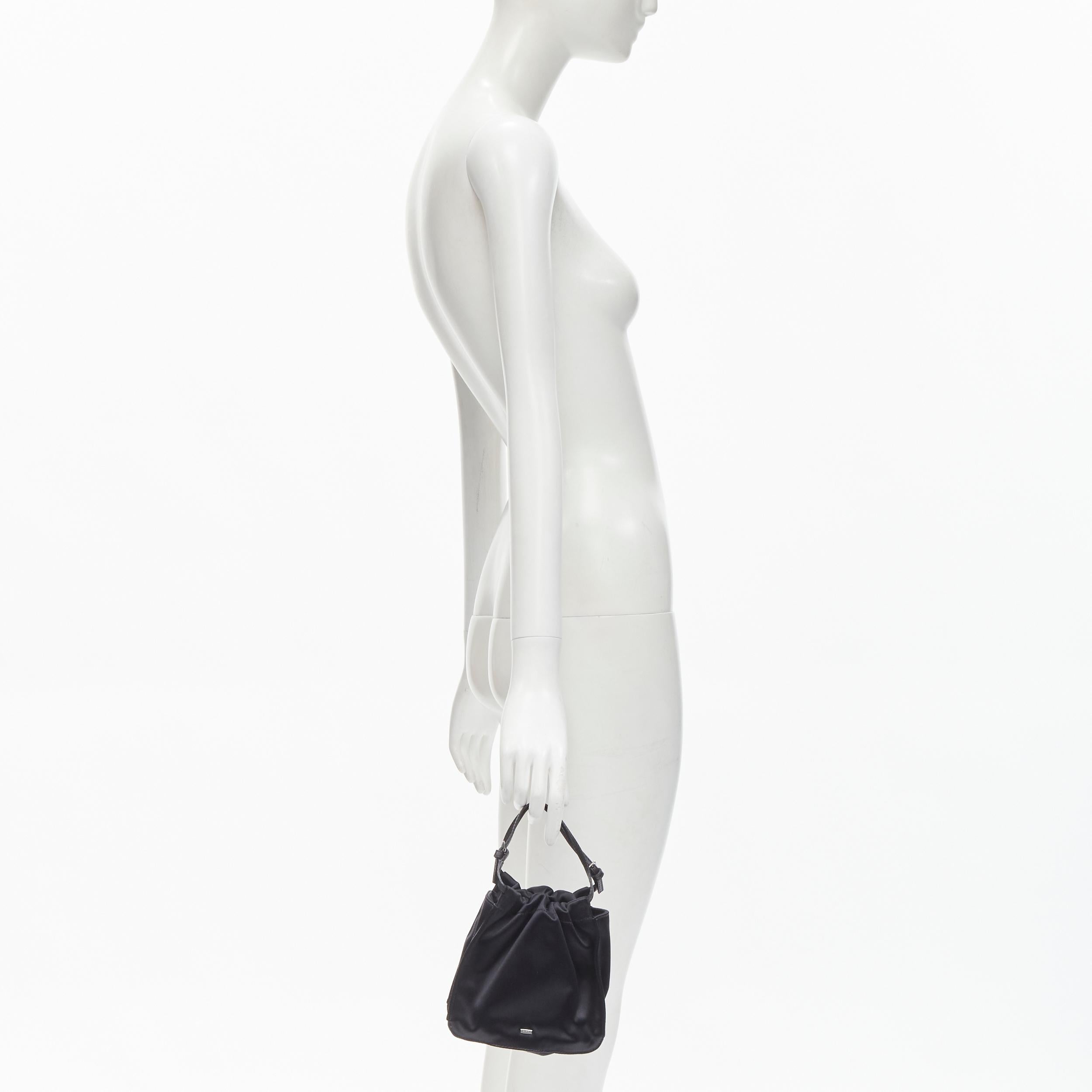 GUCCI TOM FORD black gathered silk satin minimal leather handle bucket bag
Brand: Gucci
Designer: Tom Ford
Material: 100% Silk
Color: Black
Pattern: Solid
Closure: Drawstring
Extra Detail: Gathered pleat along opening. Fine minimal laether handle